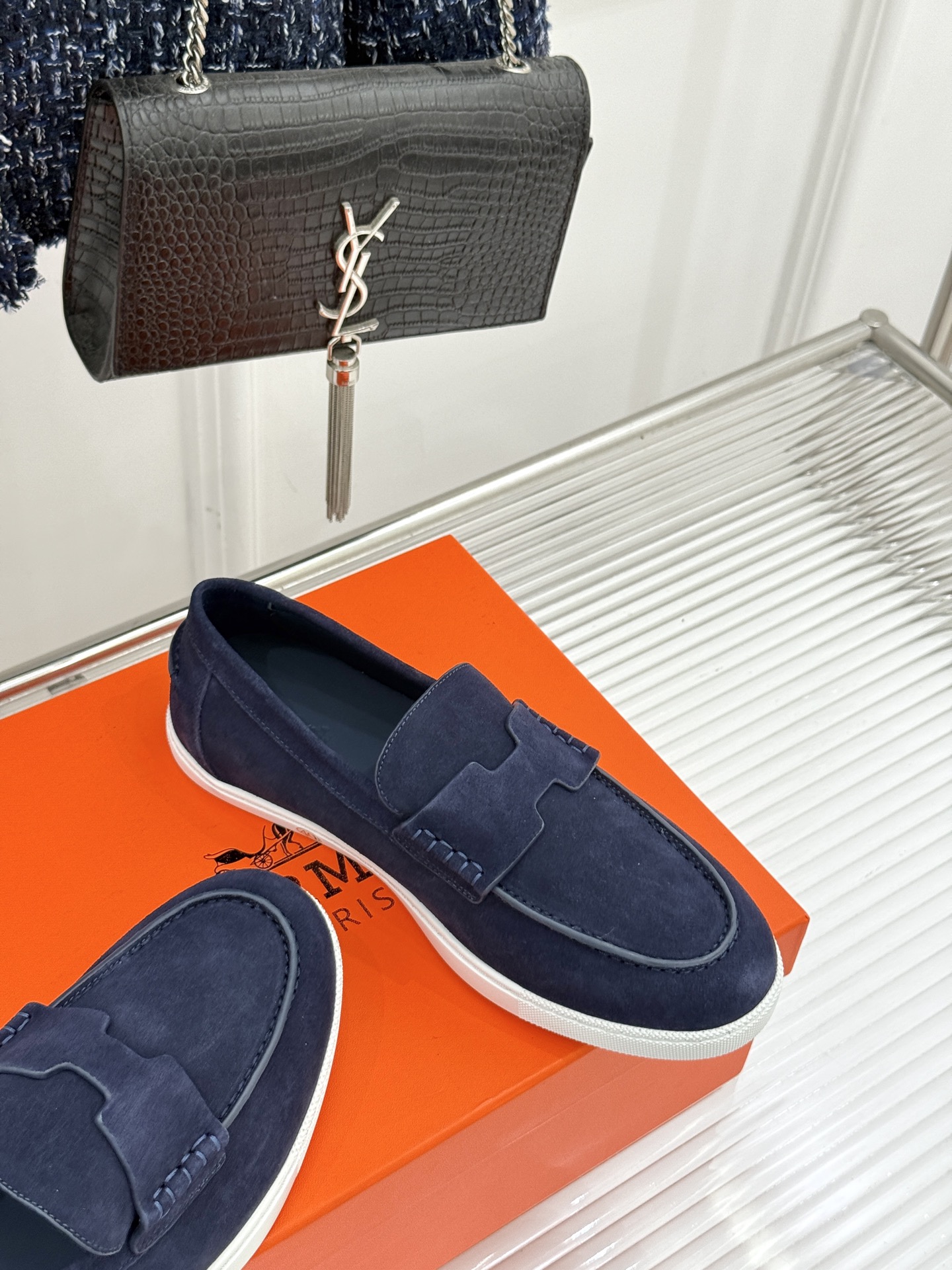 
Hermès/爱马仕25WF新品复古情侣款乐福鞋
爱情—是岁月长河里的熠熠星辰
而这双乐福鞋则是这浪漫
