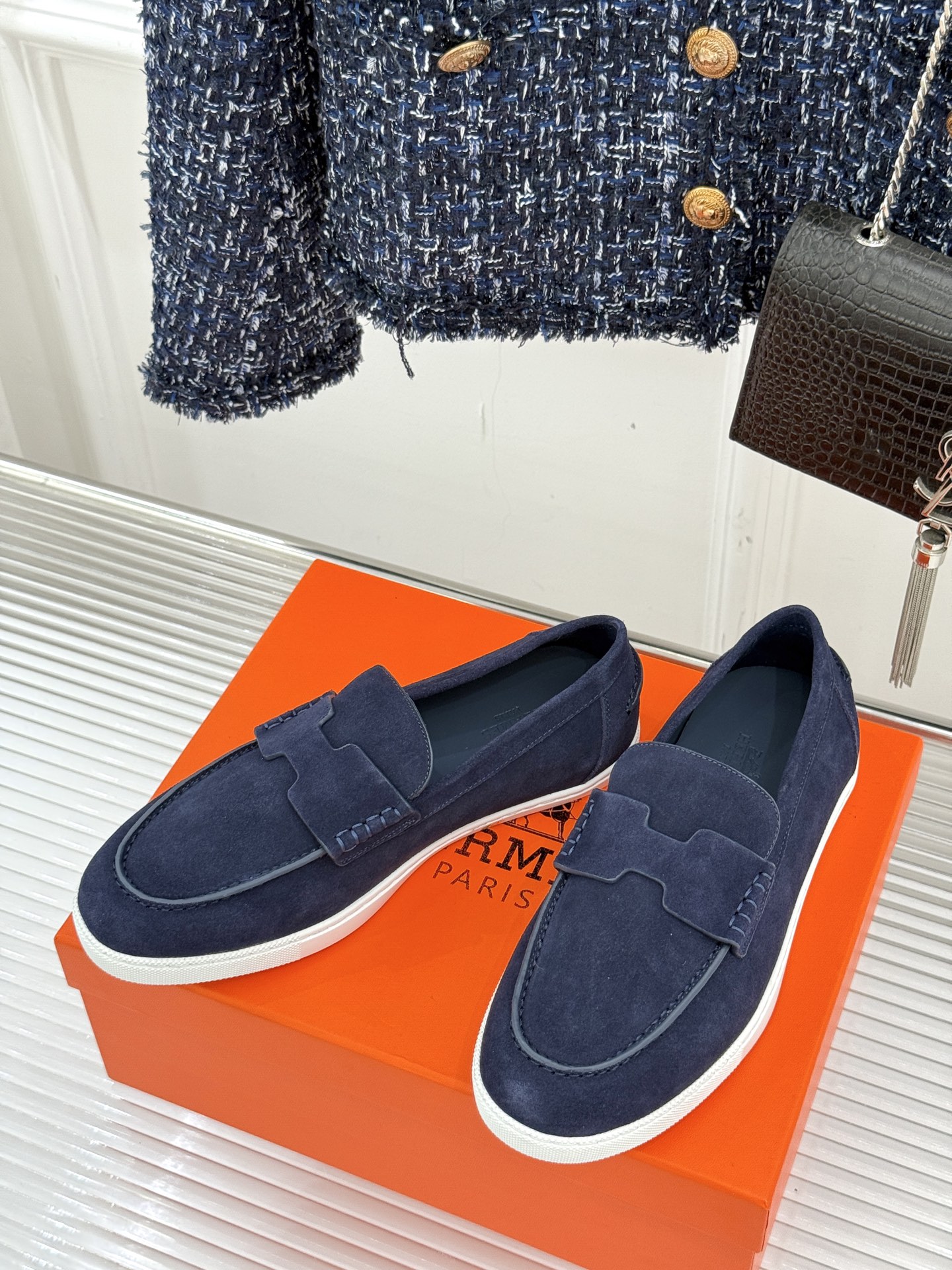 
Hermès/爱马仕25WF新品复古情侣款乐福鞋
爱情—是岁月长河里的熠熠星辰
而这双乐福鞋则是这浪漫