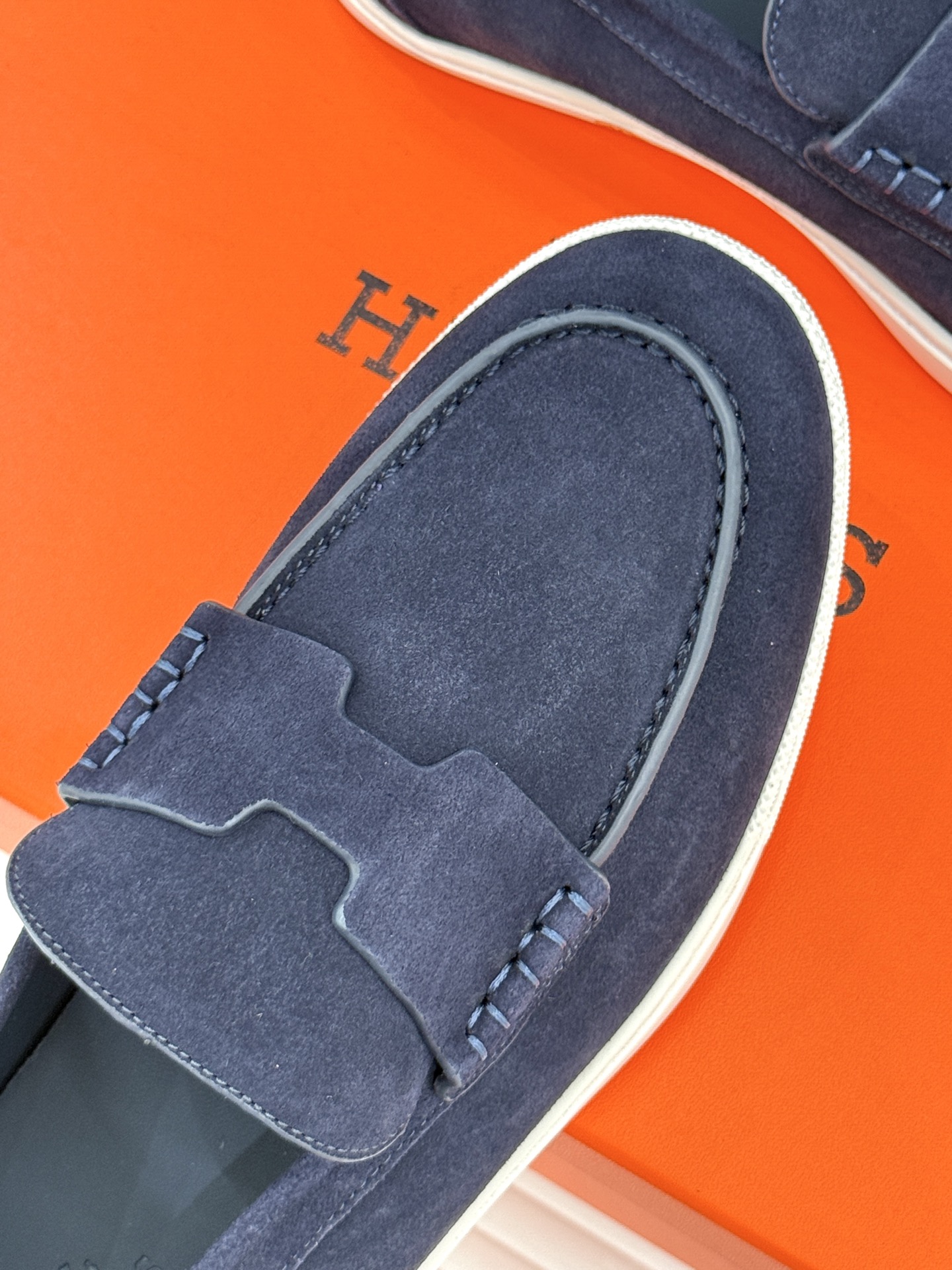 
Hermès/爱马仕25WF新品复古情侣款乐福鞋
爱情—是岁月长河里的熠熠星辰
而这双乐福鞋则是这浪漫