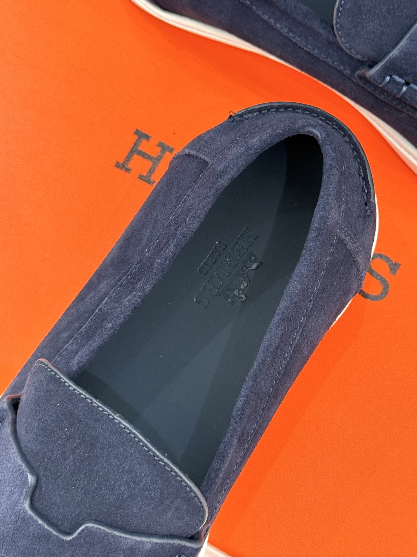 
Hermès/爱马仕25WF新品复古情侣款乐福鞋
爱情—是岁月长河里的熠熠星辰
而这双乐福鞋则是这浪漫