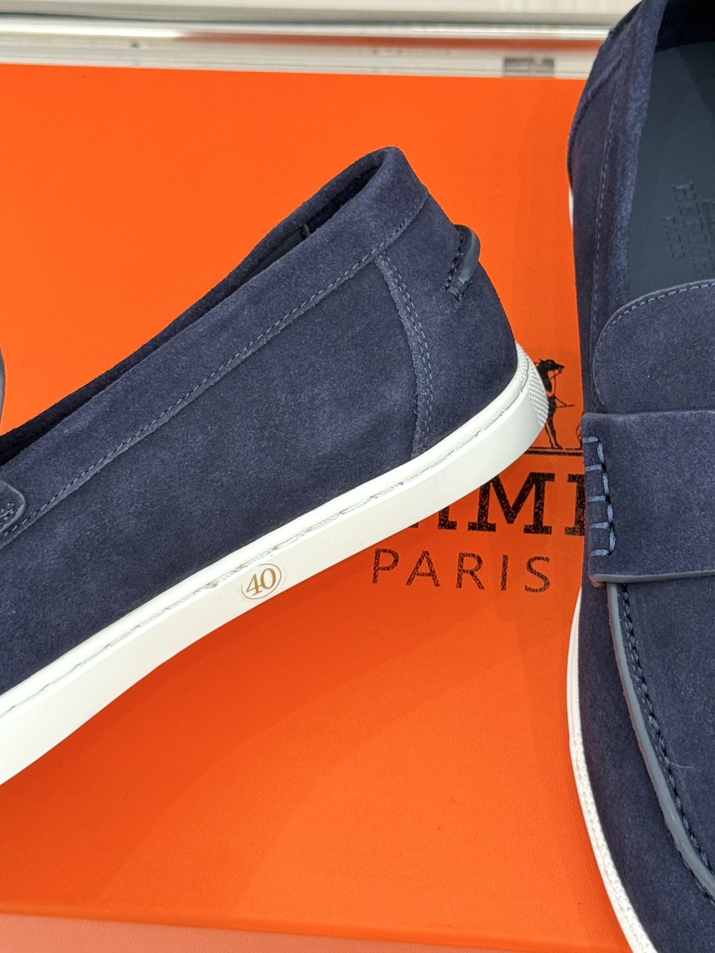 
Hermès/爱马仕25WF新品复古情侣款乐福鞋
爱情—是岁月长河里的熠熠星辰
而这双乐福鞋则是这浪漫