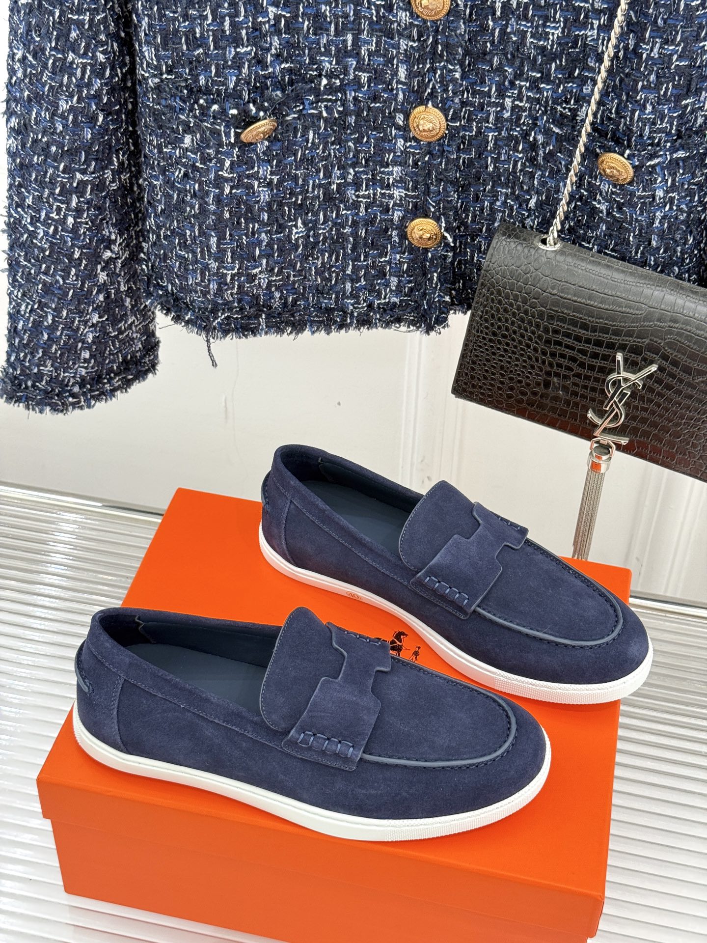 
Hermès/爱马仕25WF新品复古情侣款乐福鞋
爱情—是岁月长河里的熠熠星辰
而这双乐福鞋则是这浪漫