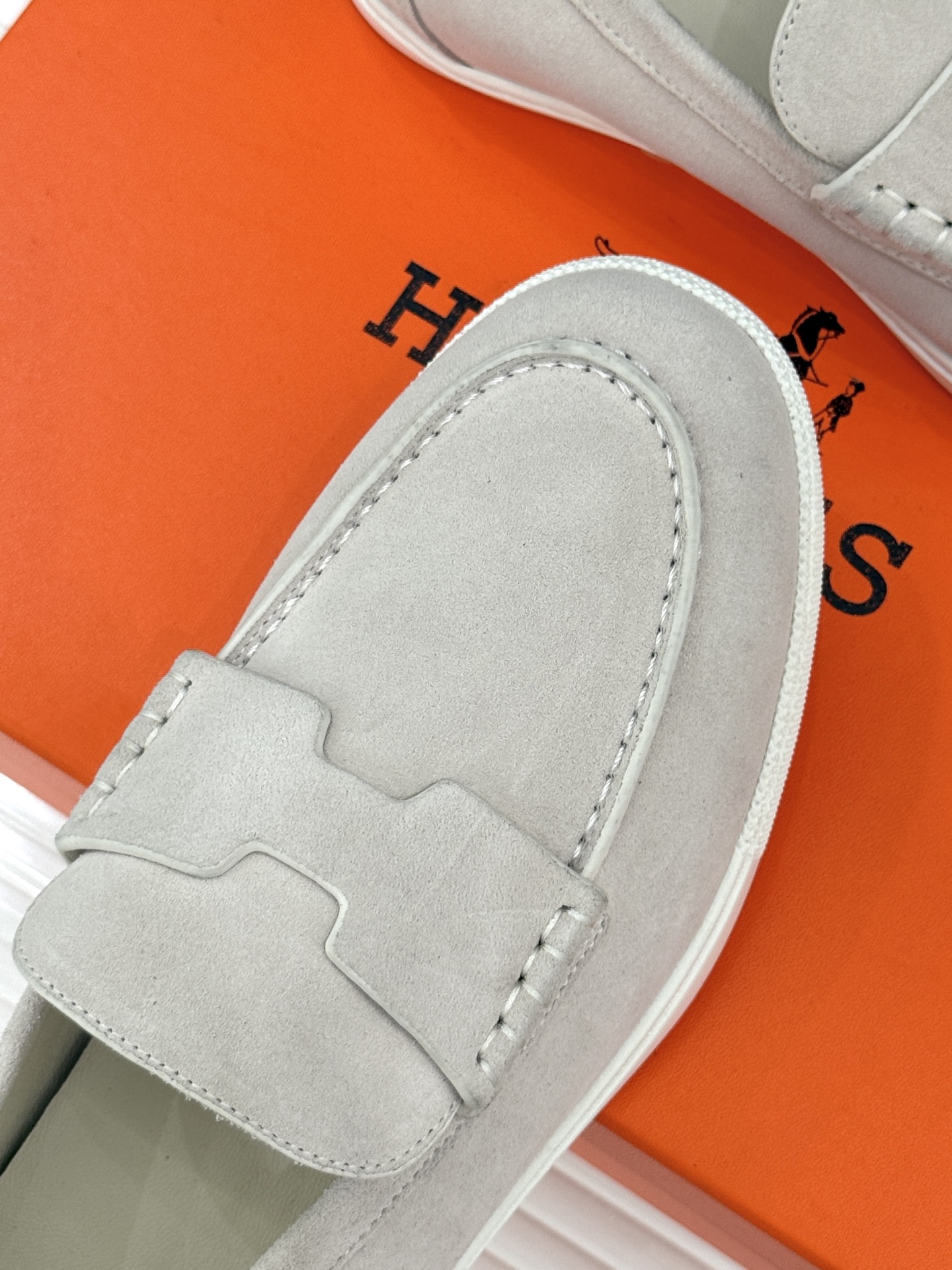 
Hermès/爱马仕25WF新品复古情侣款乐福鞋
爱情—是岁月长河里的熠熠星辰
而这双乐福鞋则是这浪漫
