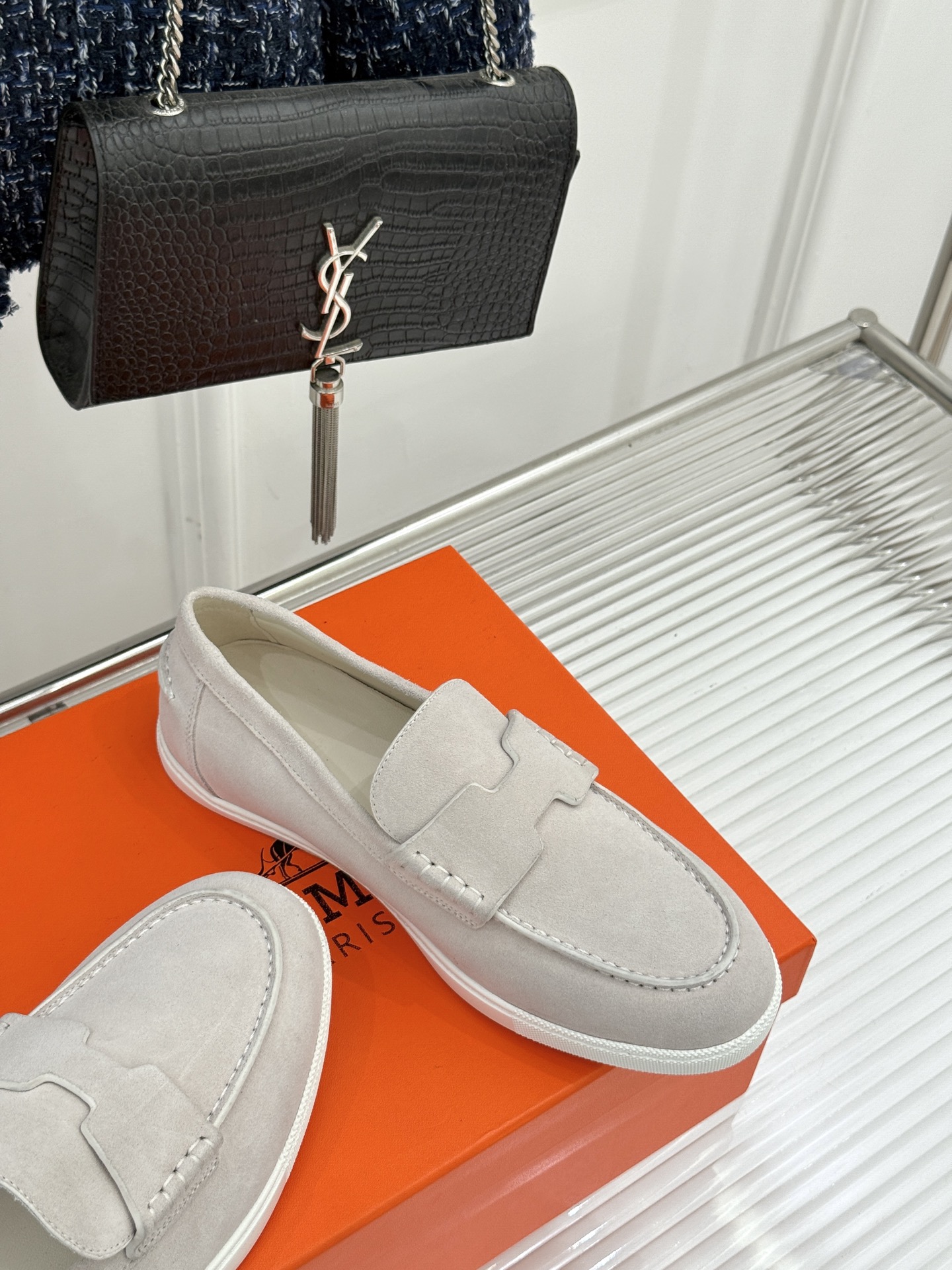 
Hermès/爱马仕25WF新品复古情侣款乐福鞋
爱情—是岁月长河里的熠熠星辰
而这双乐福鞋则是这浪漫