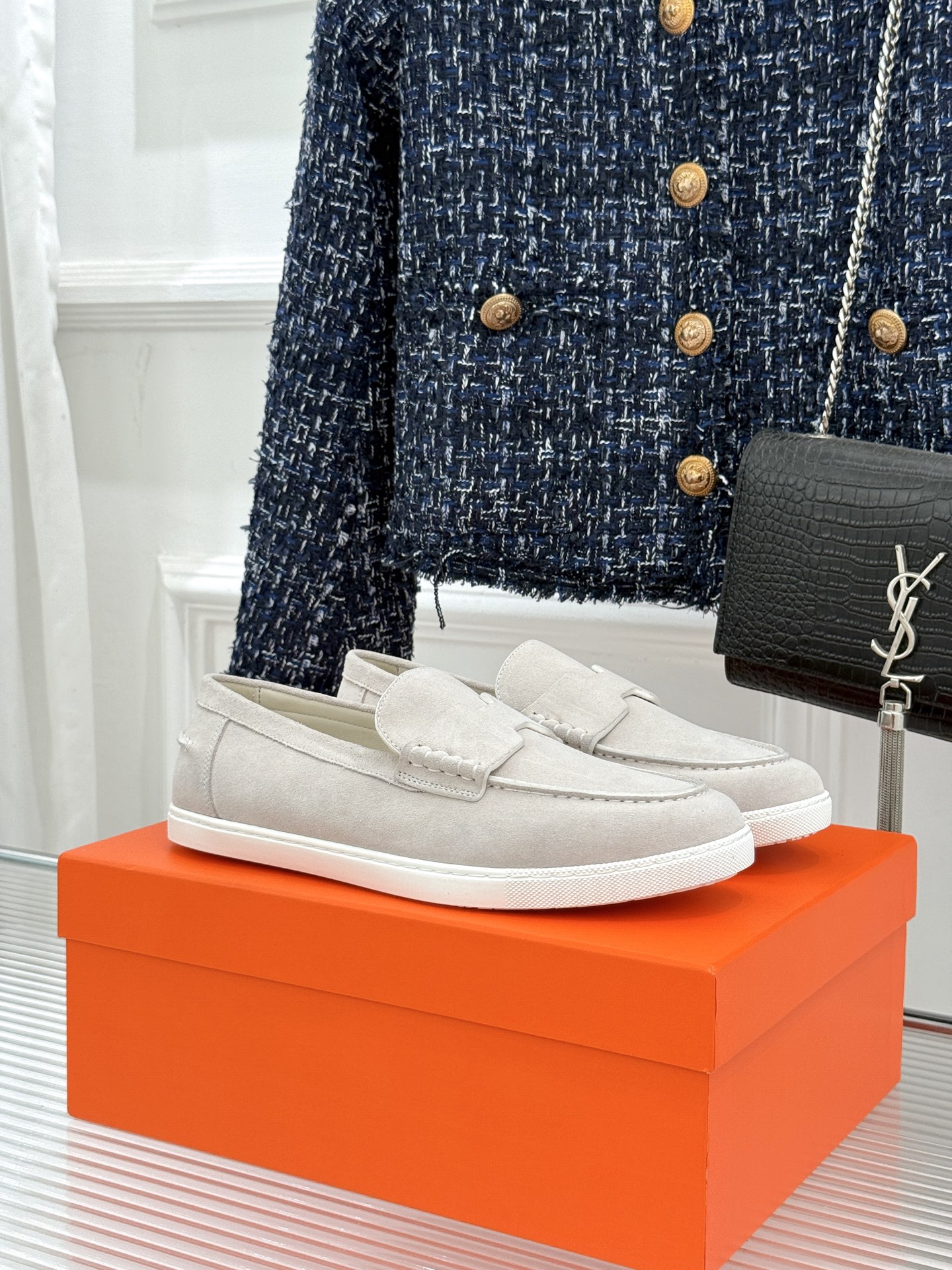 
Hermès/爱马仕25WF新品复古情侣款乐福鞋
爱情—是岁月长河里的熠熠星辰
而这双乐福鞋则是这浪漫