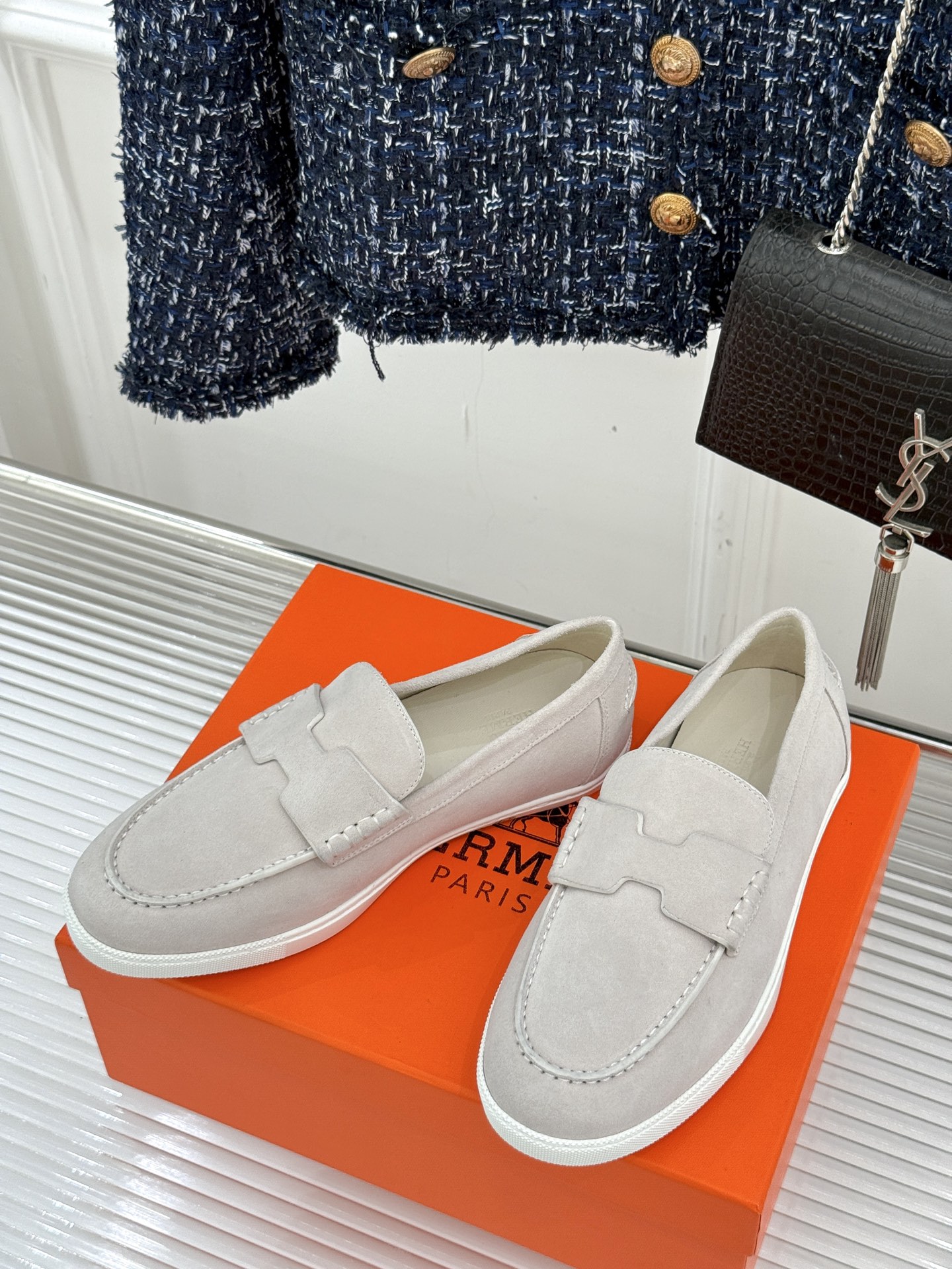 
Hermès/爱马仕25WF新品复古情侣款乐福鞋
爱情—是岁月长河里的熠熠星辰
而这双乐福鞋则是这浪漫