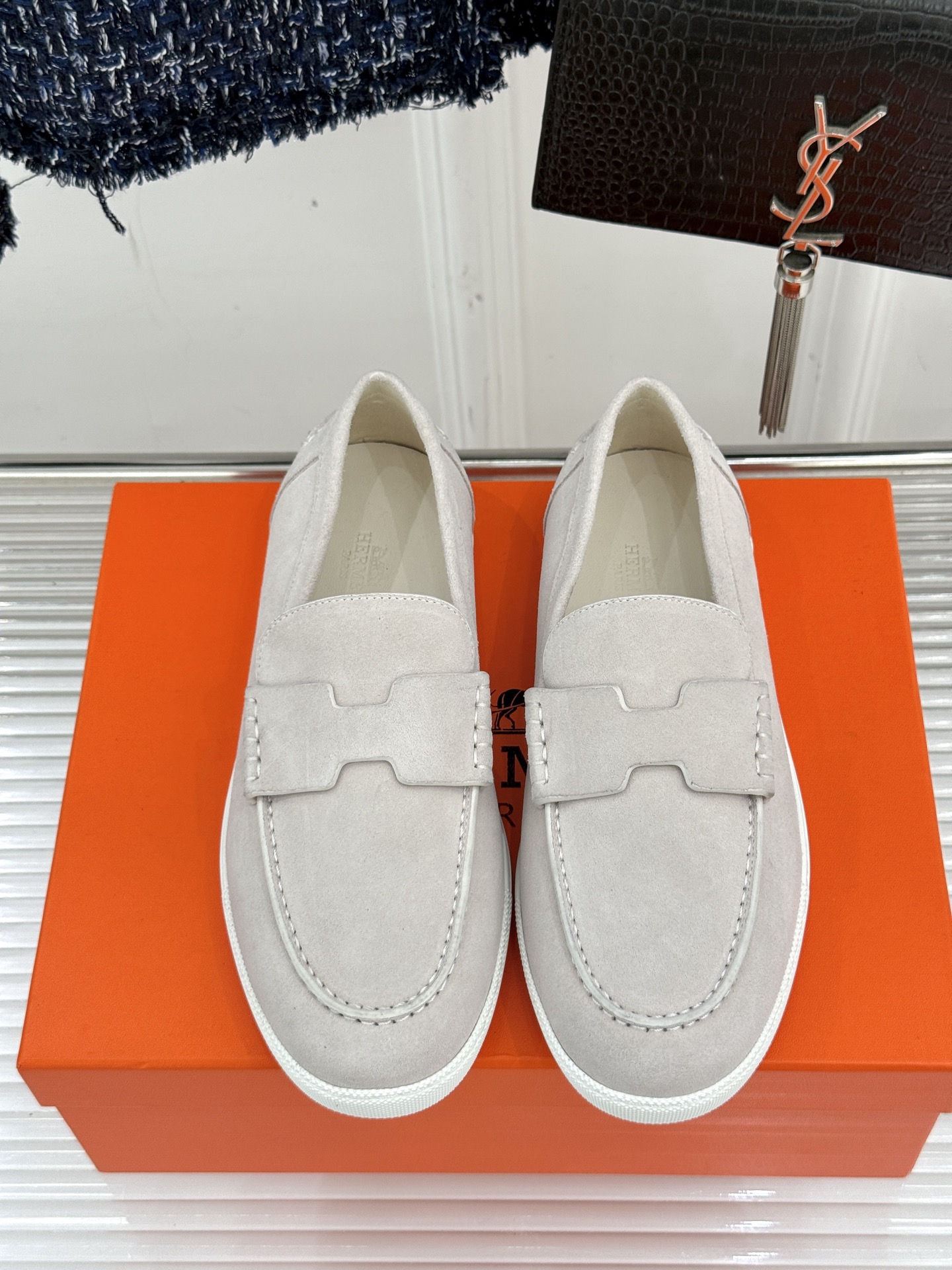 
Hermès/爱马仕25WF新品复古情侣款乐福鞋
爱情—是岁月长河里的熠熠星辰
而这双乐福鞋则是这浪漫
