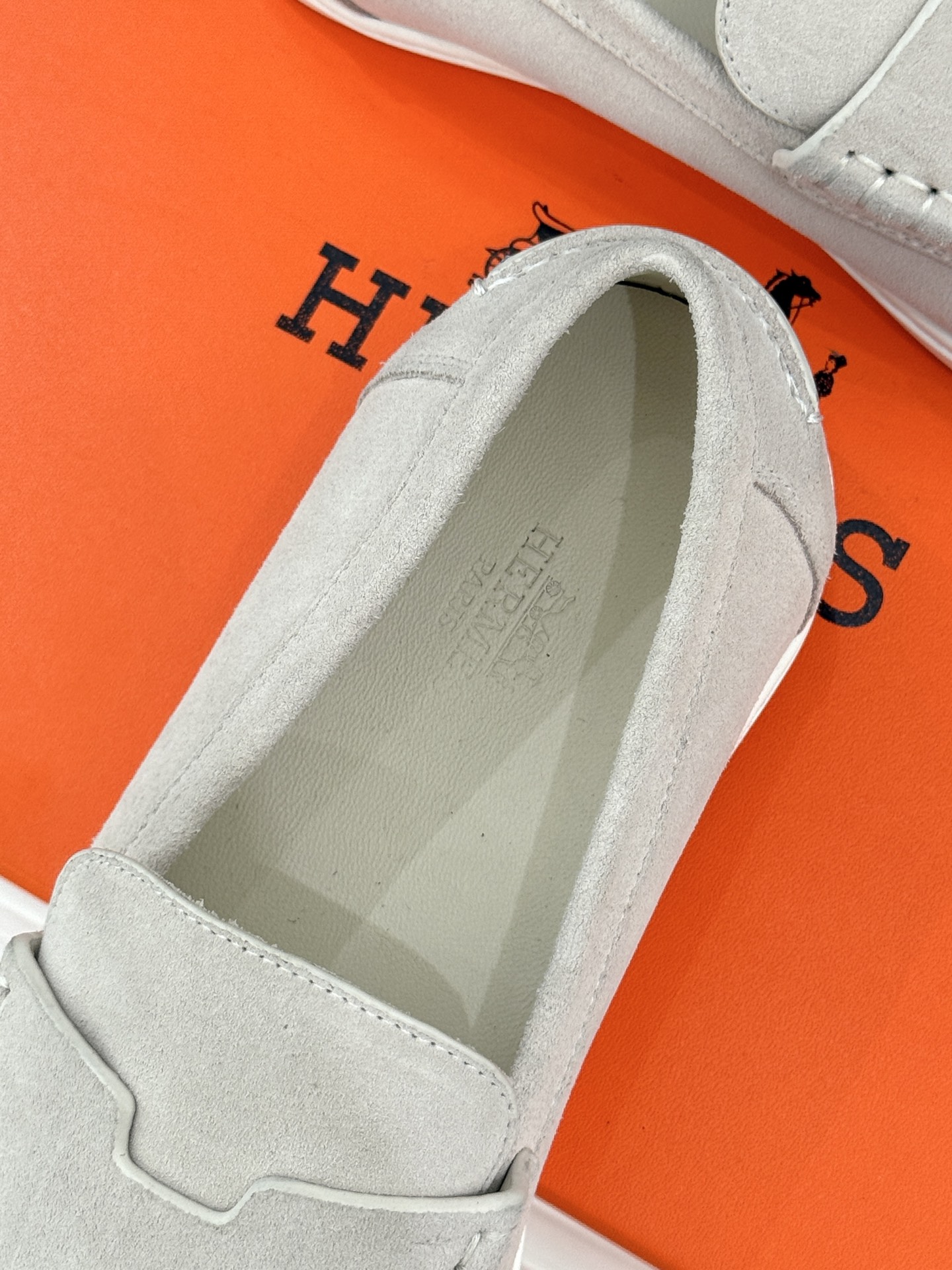 
Hermès/爱马仕25WF新品复古情侣款乐福鞋
爱情—是岁月长河里的熠熠星辰
而这双乐福鞋则是这浪漫