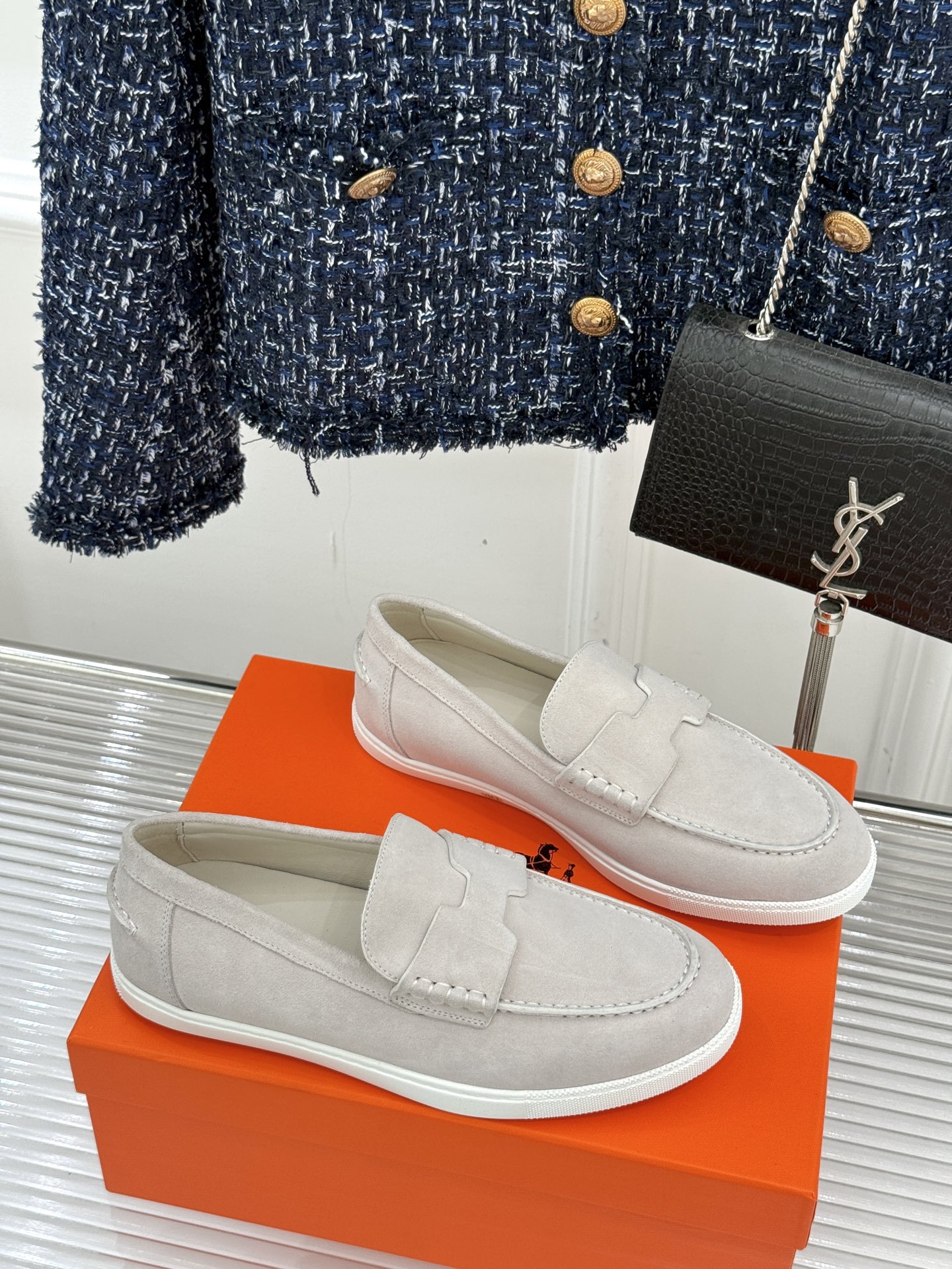 
Hermès/爱马仕25WF新品复古情侣款乐福鞋
爱情—是岁月长河里的熠熠星辰
而这双乐福鞋则是这浪漫