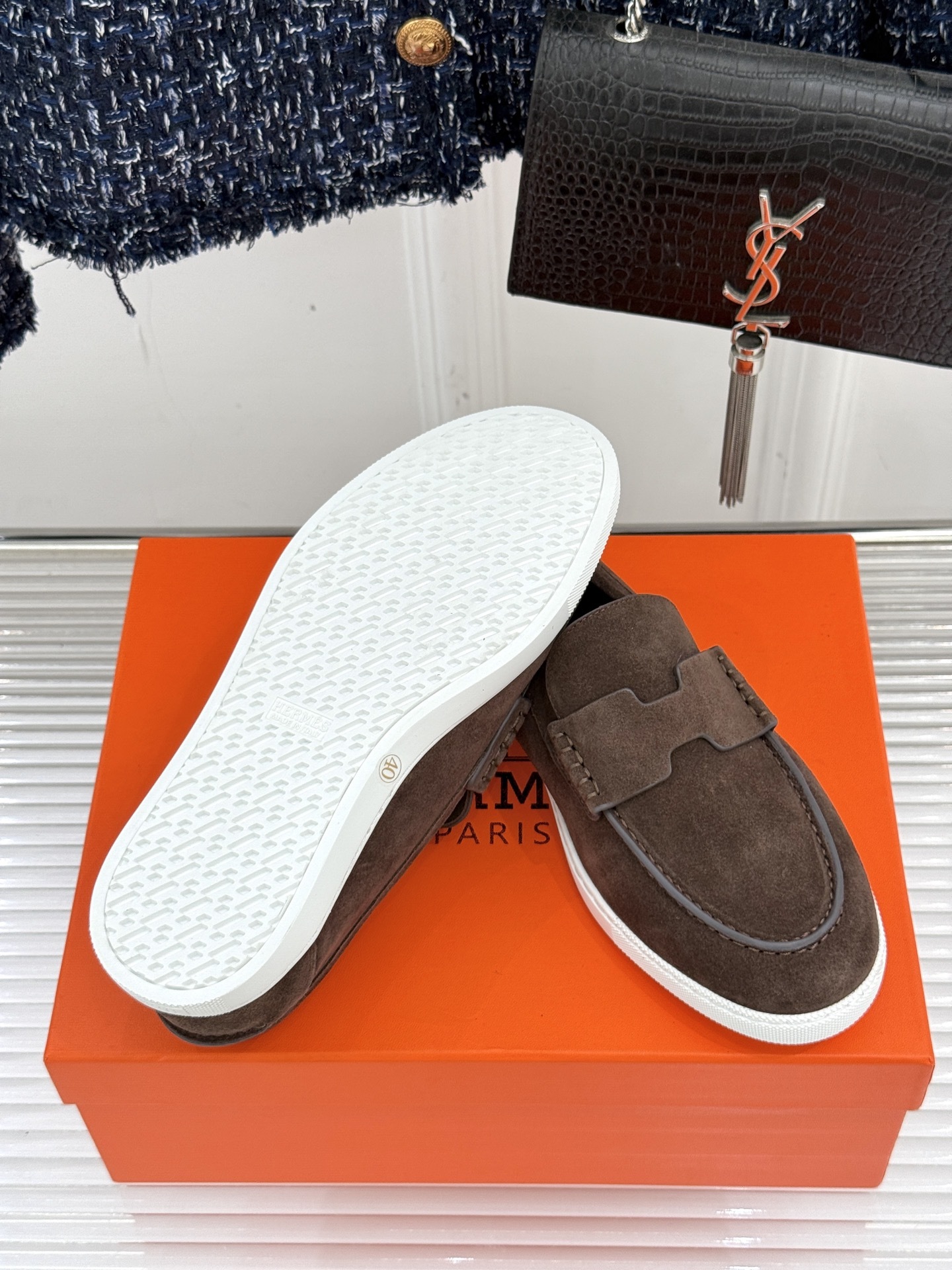 Hermès/爱马仕25WF新品复古情侣款乐福鞋
爱情—是岁月长河里的熠熠星辰
而这双乐福鞋则是这浪漫
