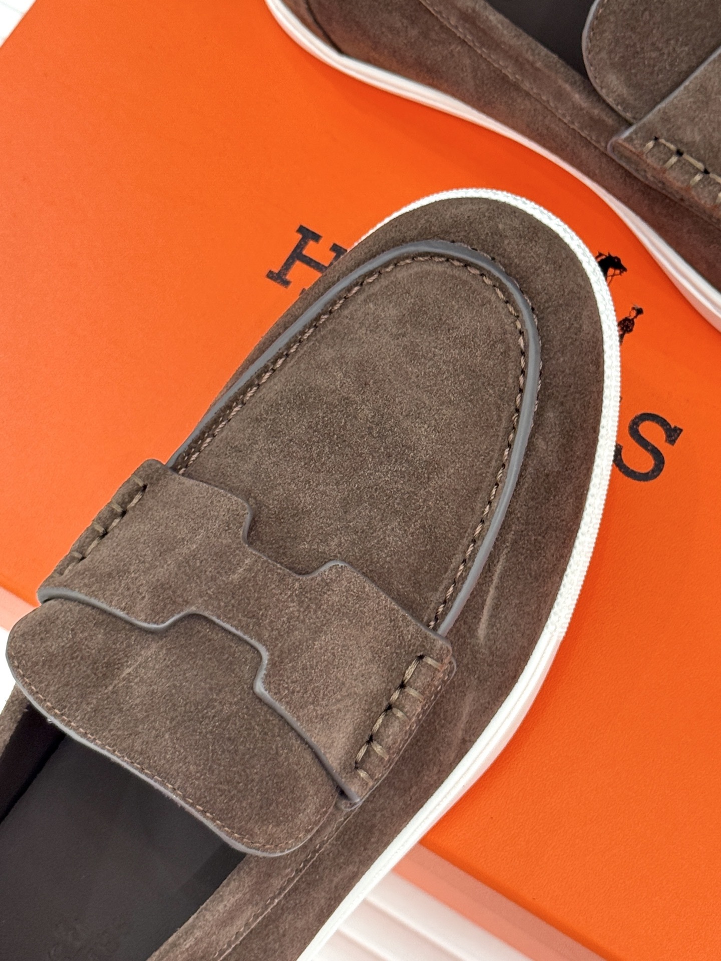 Hermès/爱马仕25WF新品复古情侣款乐福鞋
爱情—是岁月长河里的熠熠星辰
而这双乐福鞋则是这浪漫