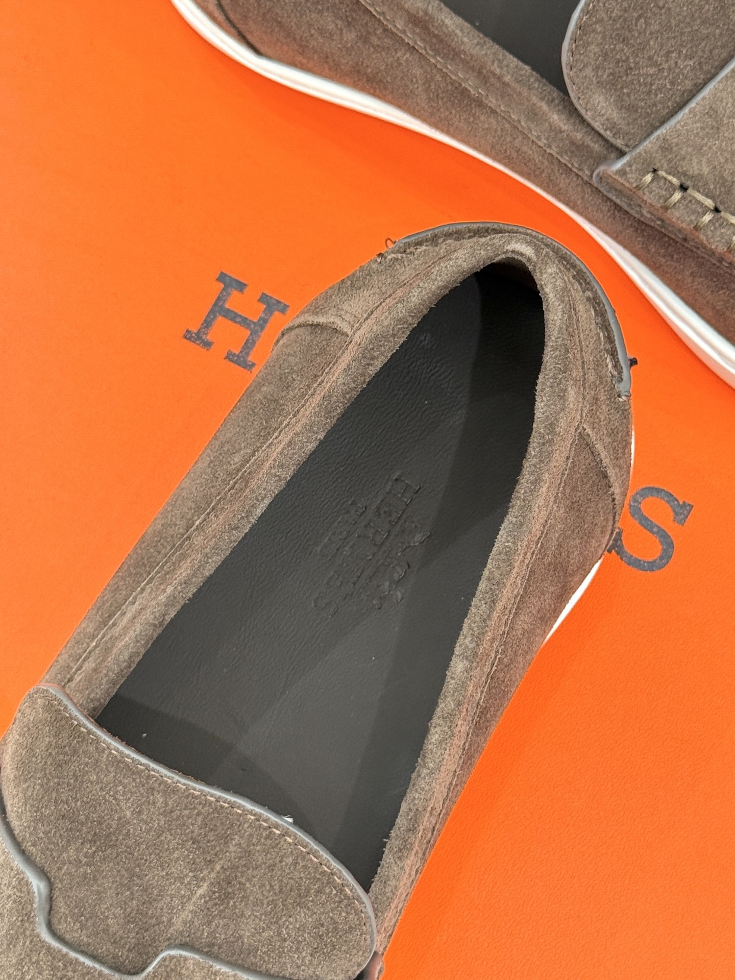 Hermès/爱马仕25WF新品复古情侣款乐福鞋
爱情—是岁月长河里的熠熠星辰
而这双乐福鞋则是这浪漫