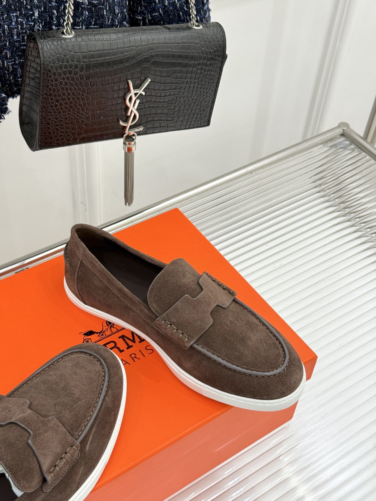 Hermès/爱马仕25WF新品复古情侣款乐福鞋
爱情—是岁月长河里的熠熠星辰
而这双乐福鞋则是这浪漫