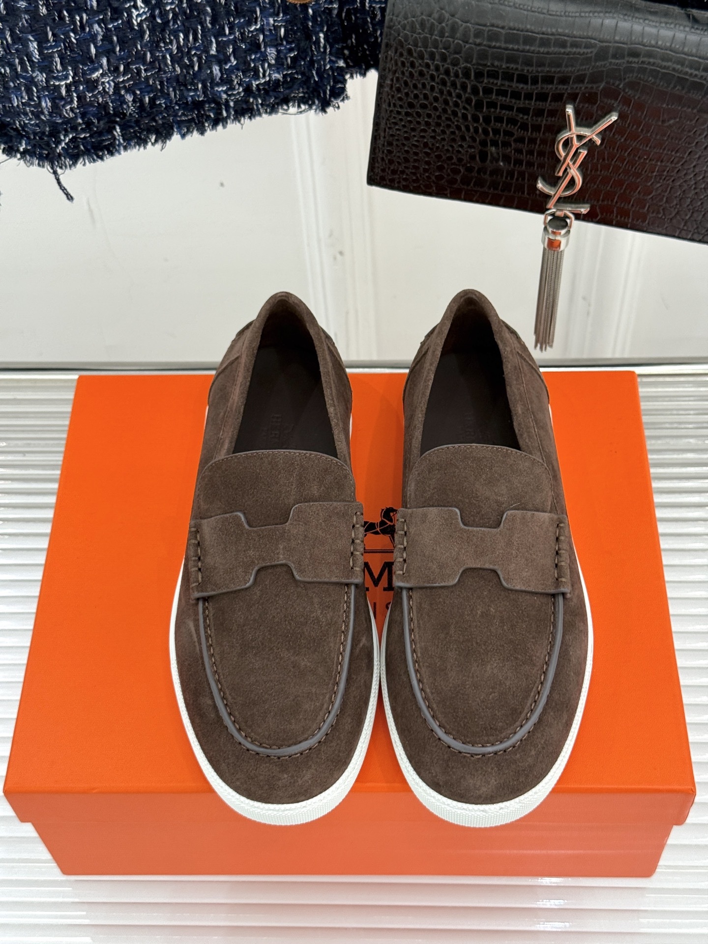Hermès/爱马仕25WF新品复古情侣款乐福鞋
爱情—是岁月长河里的熠熠星辰
而这双乐福鞋则是这浪漫