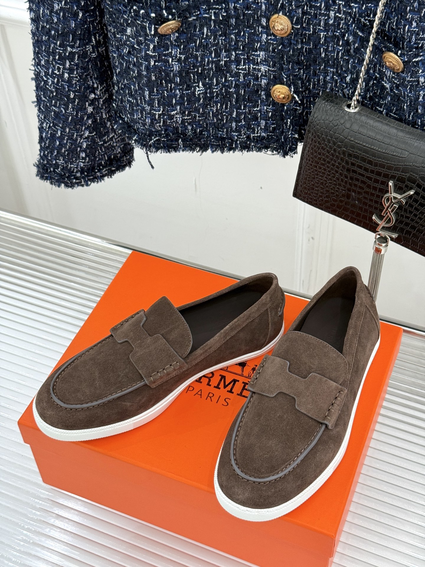 Hermès/爱马仕25WF新品复古情侣款乐福鞋
爱情—是岁月长河里的熠熠星辰
而这双乐福鞋则是这浪漫
