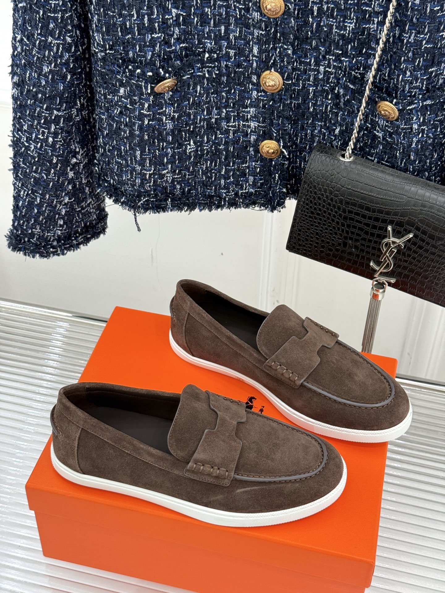 Hermès/爱马仕25WF新品复古情侣款乐福鞋
爱情—是岁月长河里的熠熠星辰
而这双乐福鞋则是这浪漫