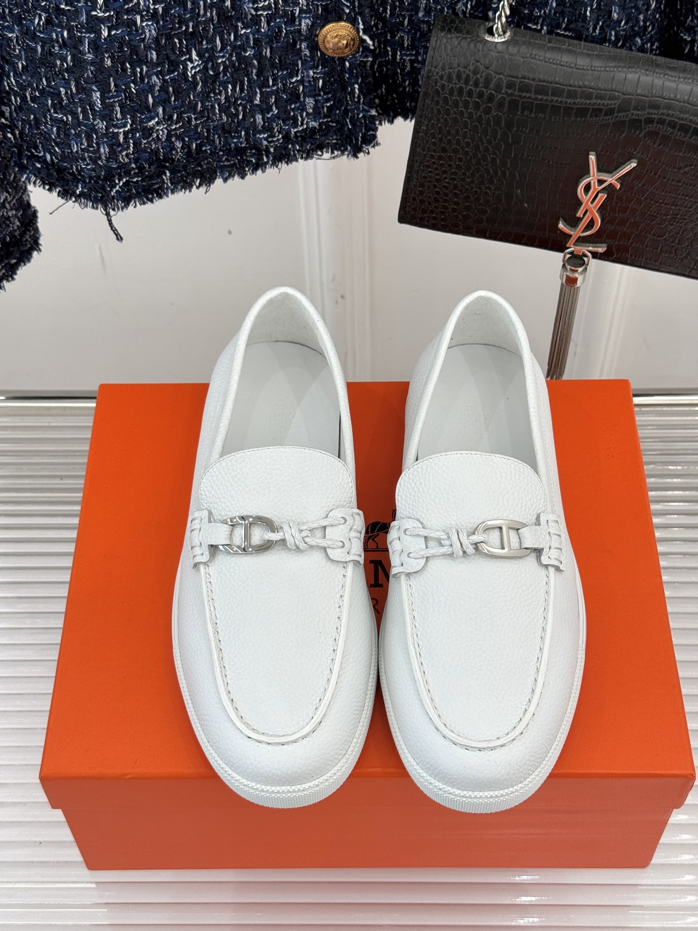 Hermès/爱马仕25WF新品复古情侣款乐福鞋
爱情—是岁月长河里的熠熠星辰
而这双乐福鞋则是这浪漫