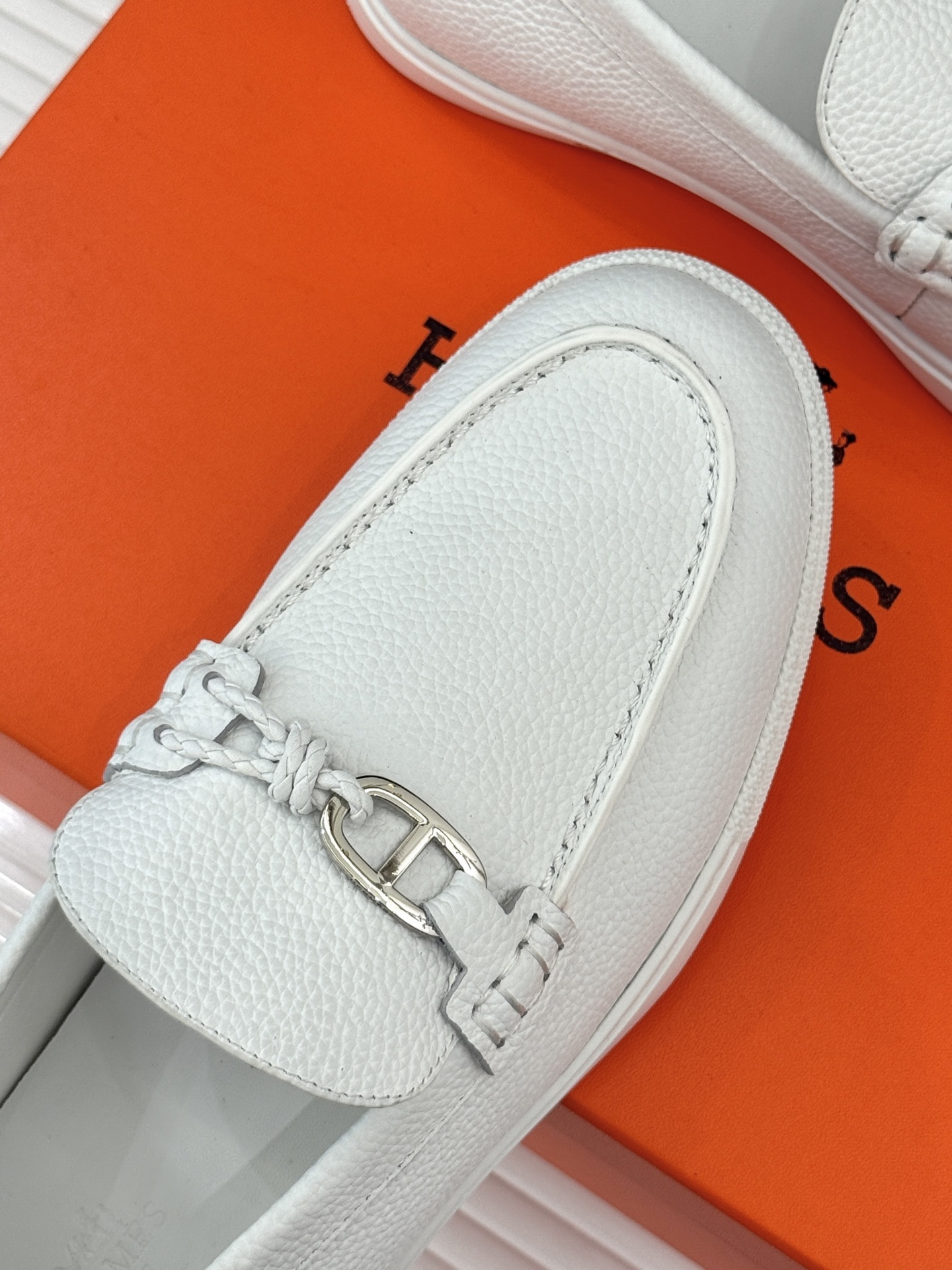 Hermès/爱马仕25WF新品复古情侣款乐福鞋
爱情—是岁月长河里的熠熠星辰
而这双乐福鞋则是这浪漫