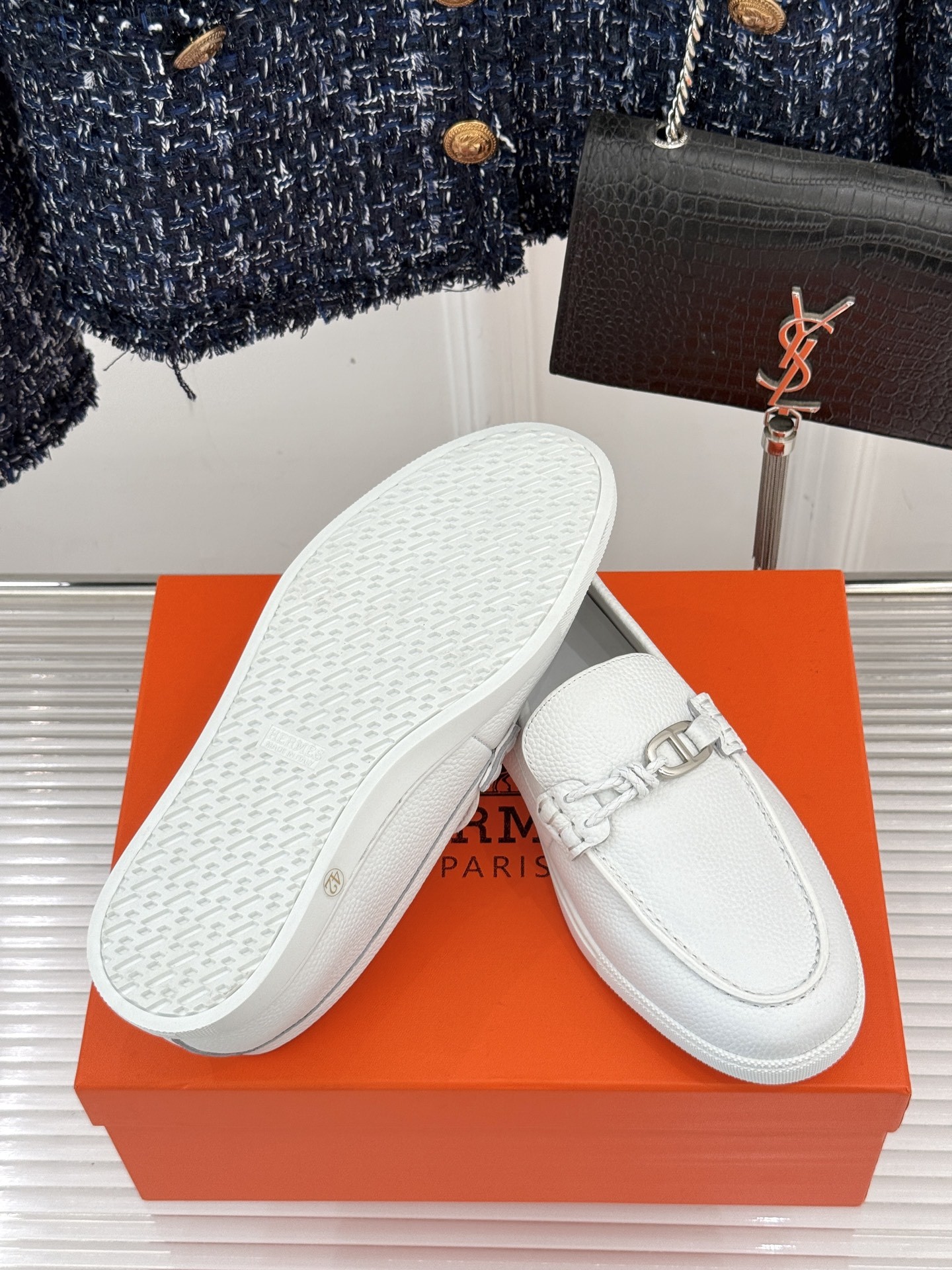 Hermès/爱马仕25WF新品复古情侣款乐福鞋
爱情—是岁月长河里的熠熠星辰
而这双乐福鞋则是这浪漫