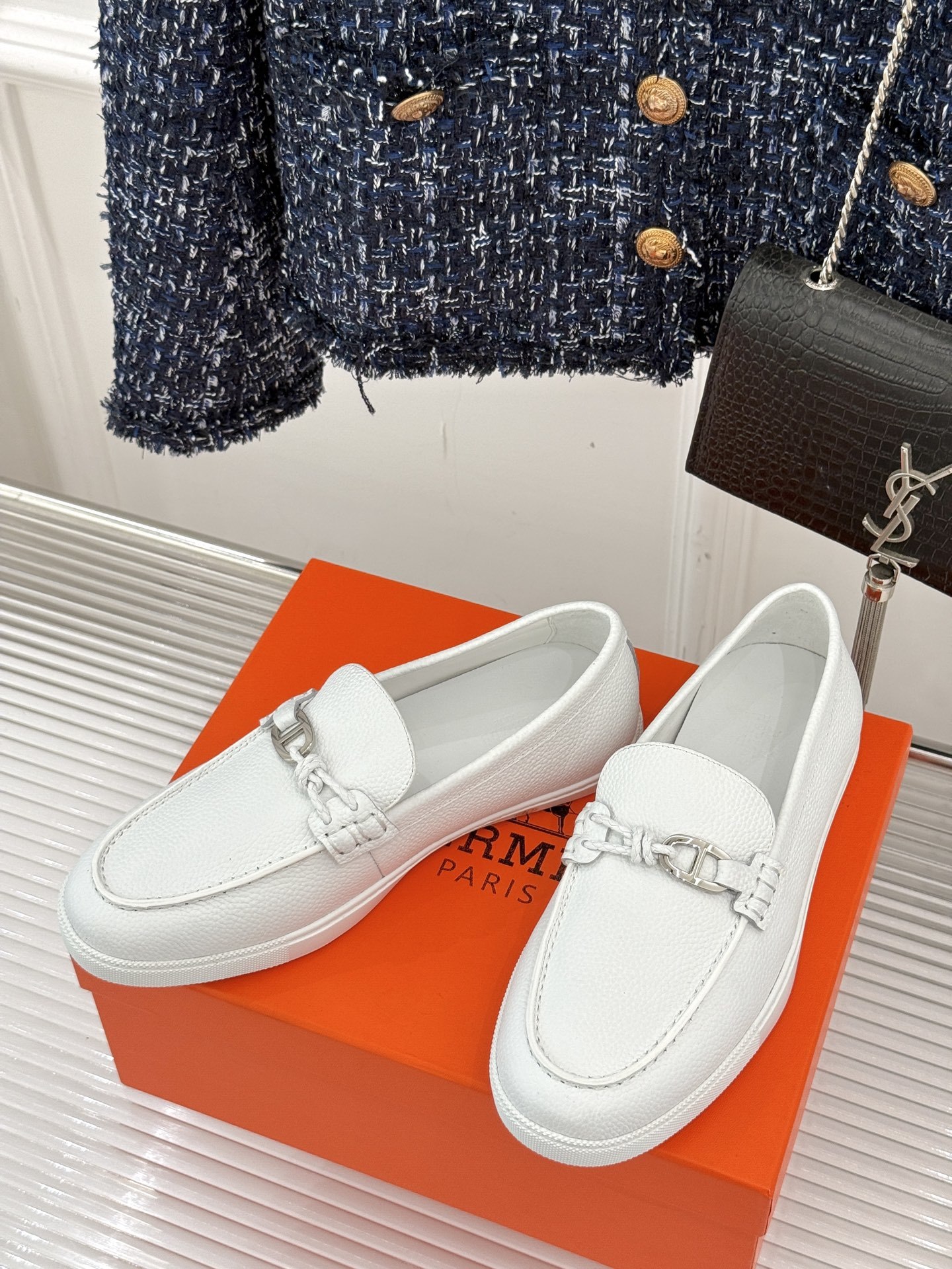 Hermès/爱马仕25WF新品复古情侣款乐福鞋
爱情—是岁月长河里的熠熠星辰
而这双乐福鞋则是这浪漫
