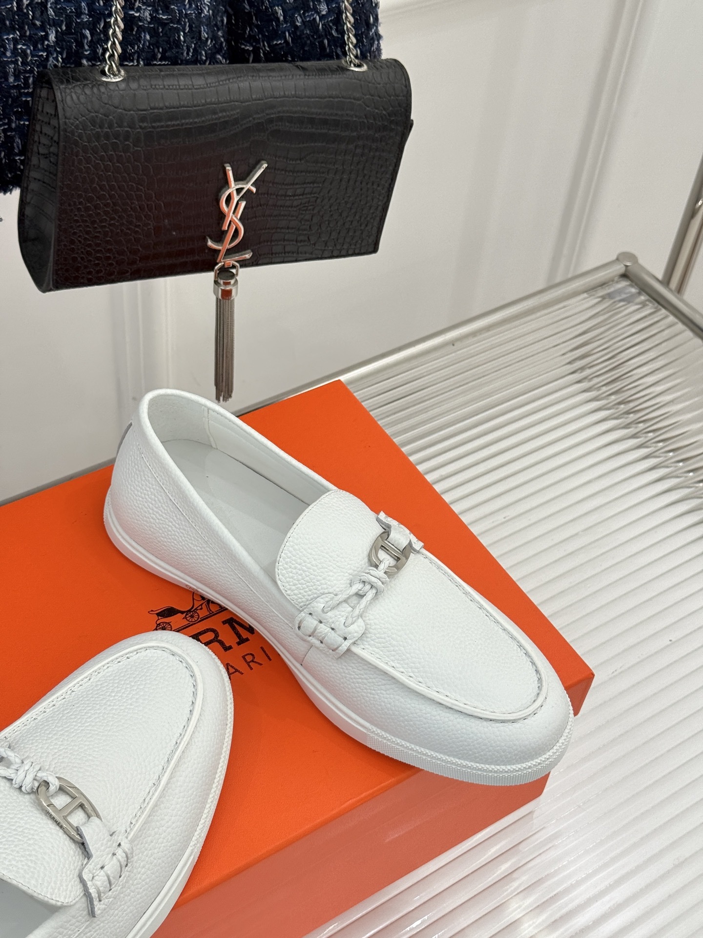 Hermès/爱马仕25WF新品复古情侣款乐福鞋
爱情—是岁月长河里的熠熠星辰
而这双乐福鞋则是这浪漫