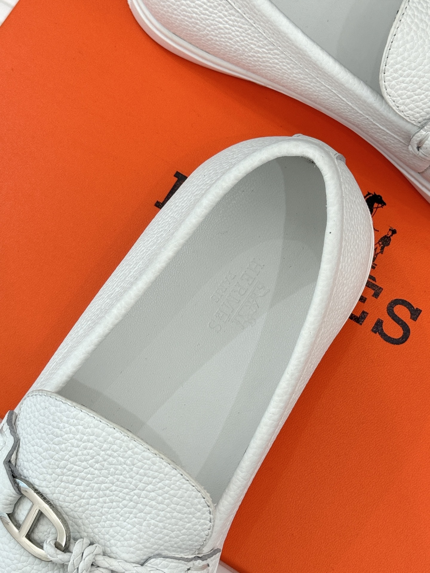 Hermès/爱马仕25WF新品复古情侣款乐福鞋
爱情—是岁月长河里的熠熠星辰
而这双乐福鞋则是这浪漫