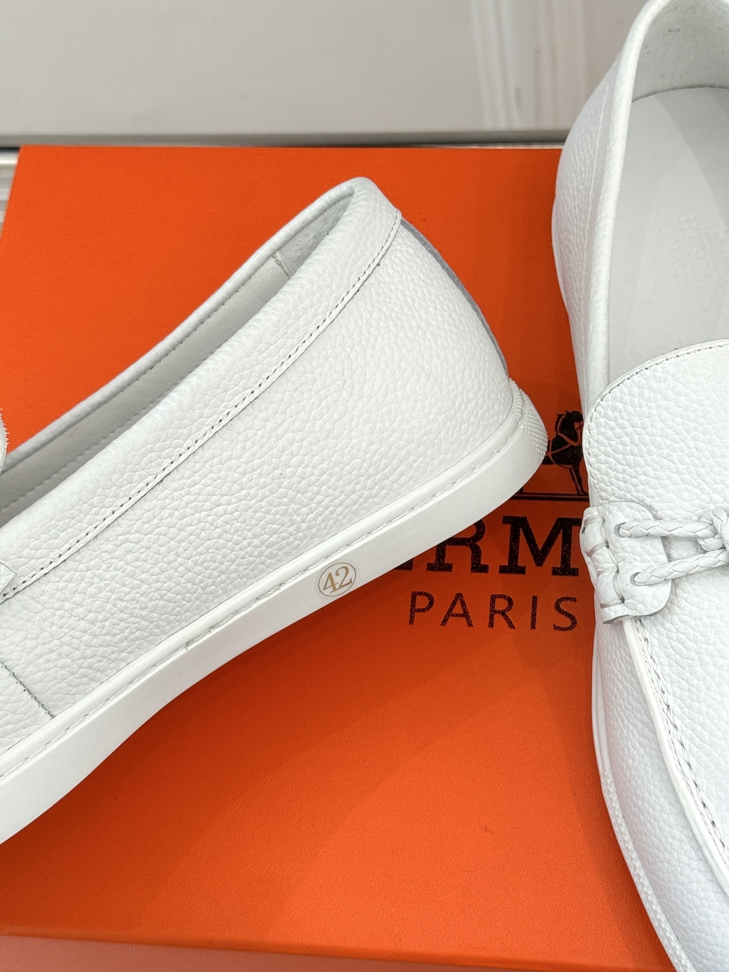 Hermès/爱马仕25WF新品复古情侣款乐福鞋
爱情—是岁月长河里的熠熠星辰
而这双乐福鞋则是这浪漫