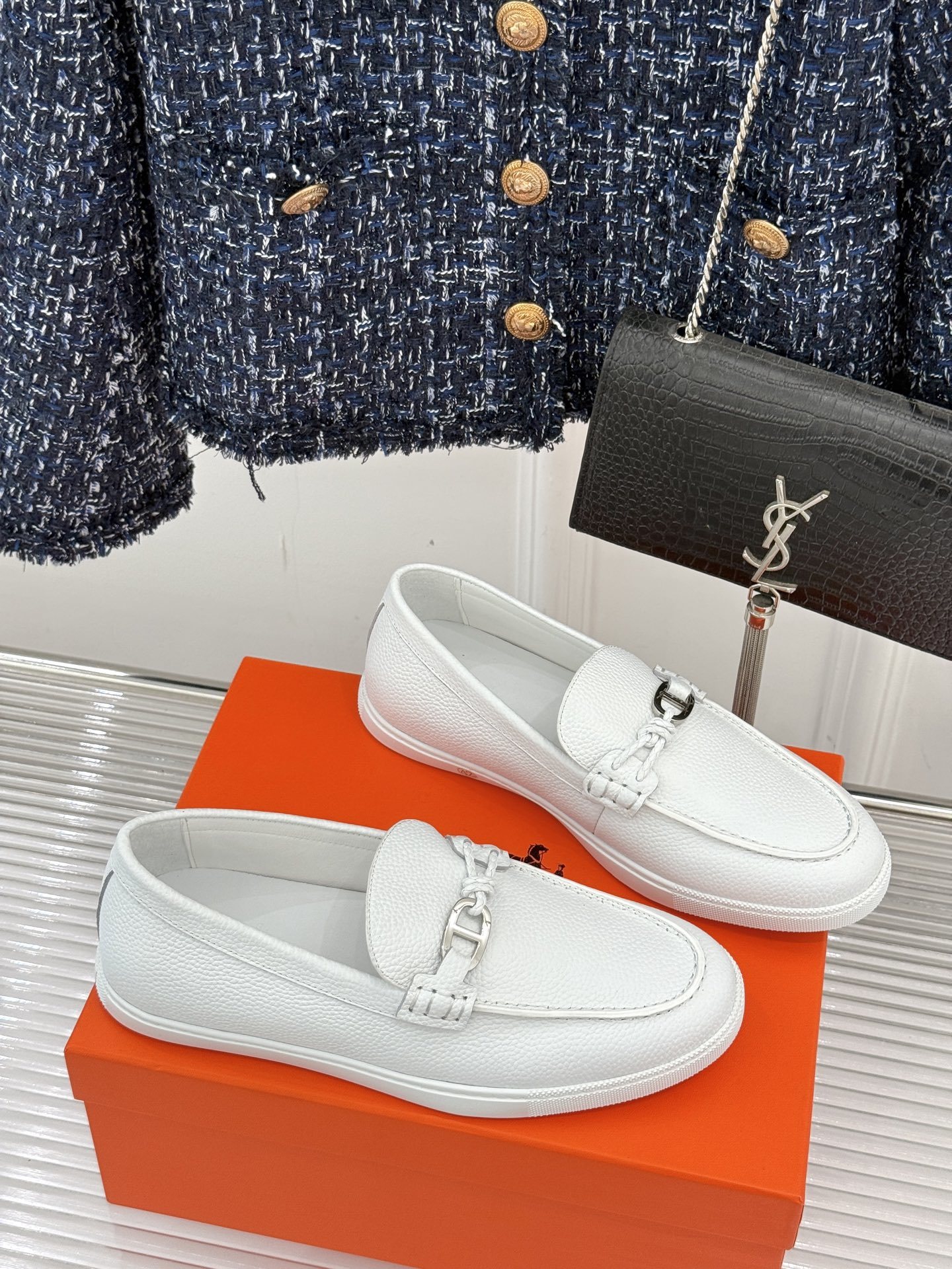 Hermès/爱马仕25WF新品复古情侣款乐福鞋
爱情—是岁月长河里的熠熠星辰
而这双乐福鞋则是这浪漫