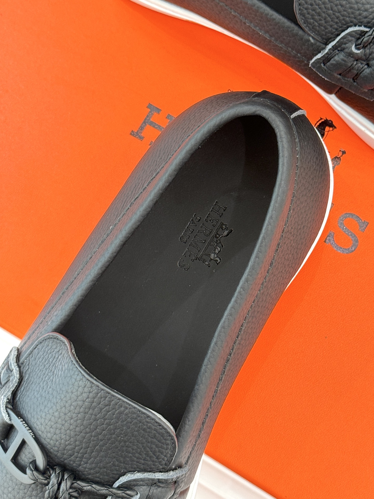 
Hermès/爱马仕25WF新品复古情侣款乐福鞋
爱情—是岁月长河里的熠熠星辰
而这双乐福鞋则是这浪漫