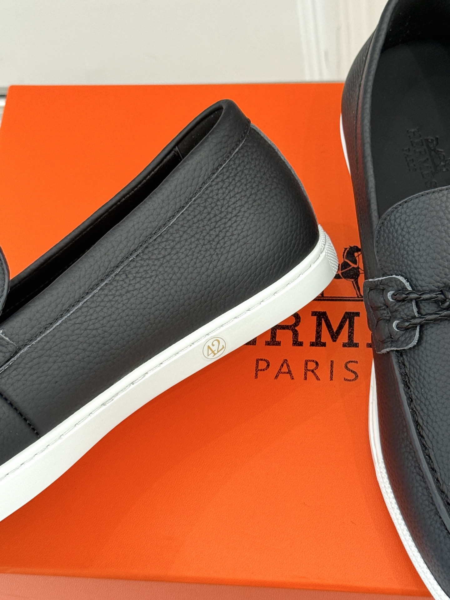 
Hermès/爱马仕25WF新品复古情侣款乐福鞋
爱情—是岁月长河里的熠熠星辰
而这双乐福鞋则是这浪漫