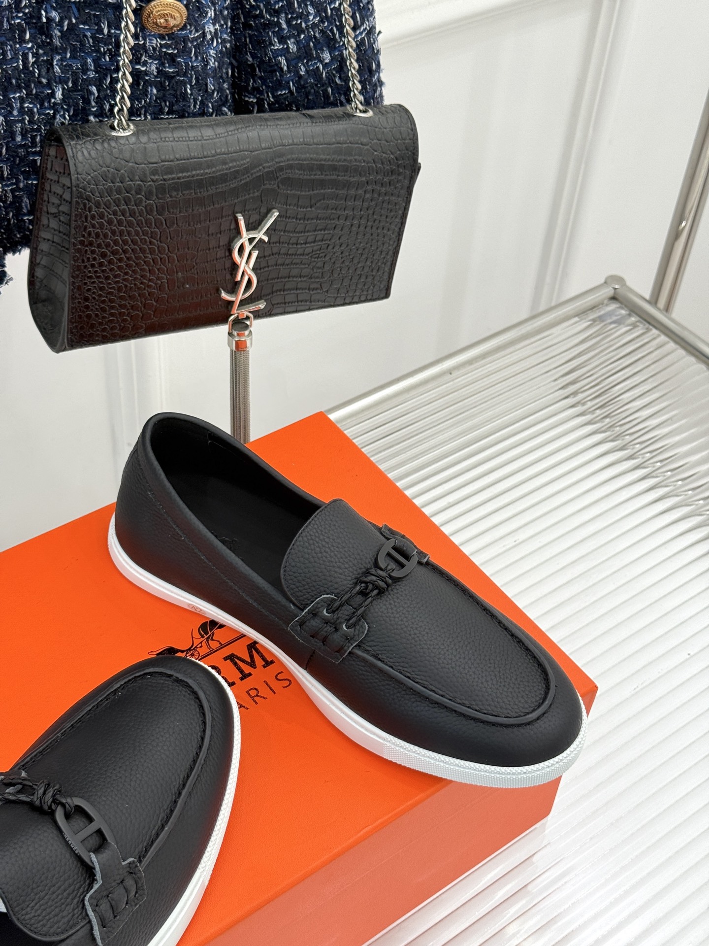 
Hermès/爱马仕25WF新品复古情侣款乐福鞋
爱情—是岁月长河里的熠熠星辰
而这双乐福鞋则是这浪漫