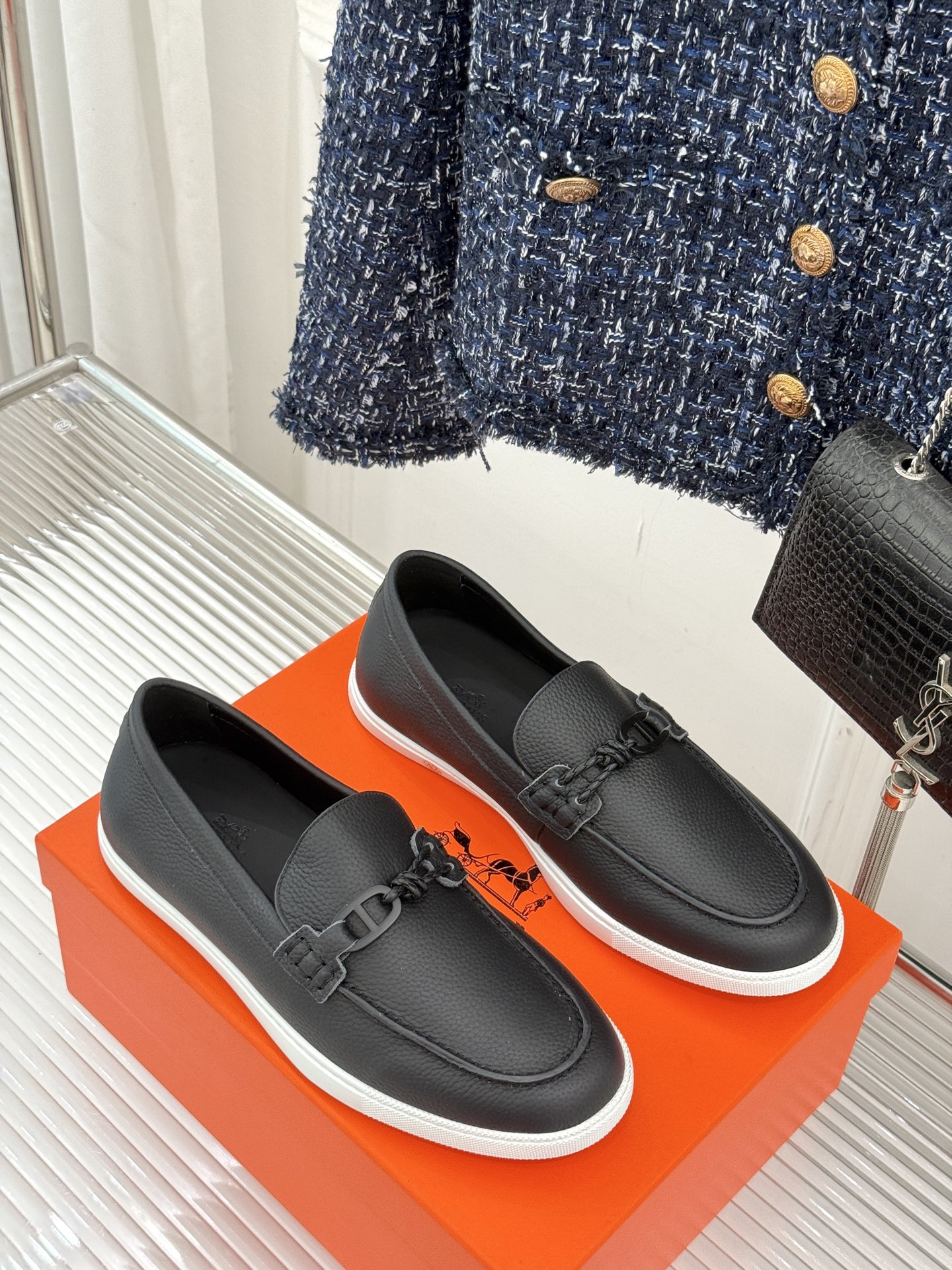 
Hermès/爱马仕25WF新品复古情侣款乐福鞋
爱情—是岁月长河里的熠熠星辰
而这双乐福鞋则是这浪漫