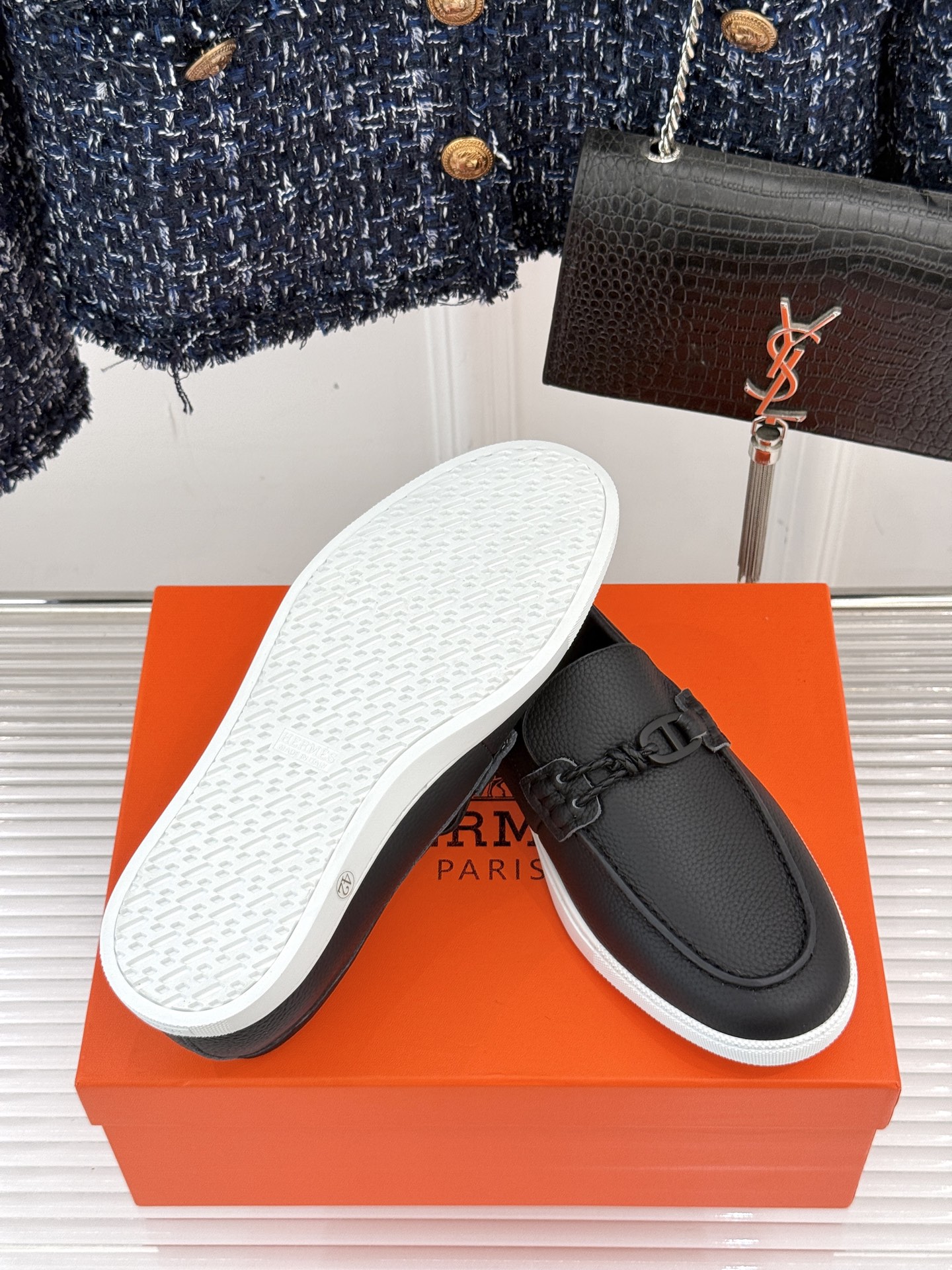 
Hermès/爱马仕25WF新品复古情侣款乐福鞋
爱情—是岁月长河里的熠熠星辰
而这双乐福鞋则是这浪漫