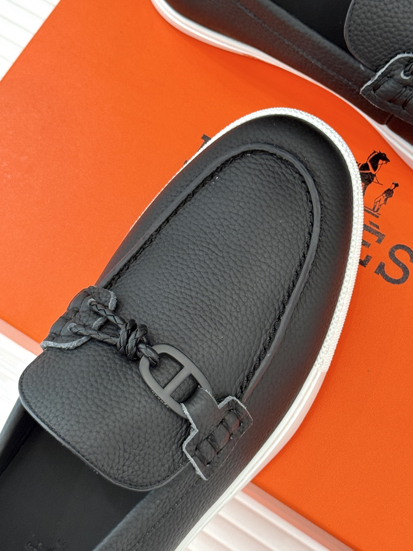 
Hermès/爱马仕25WF新品复古情侣款乐福鞋
爱情—是岁月长河里的熠熠星辰
而这双乐福鞋则是这浪漫