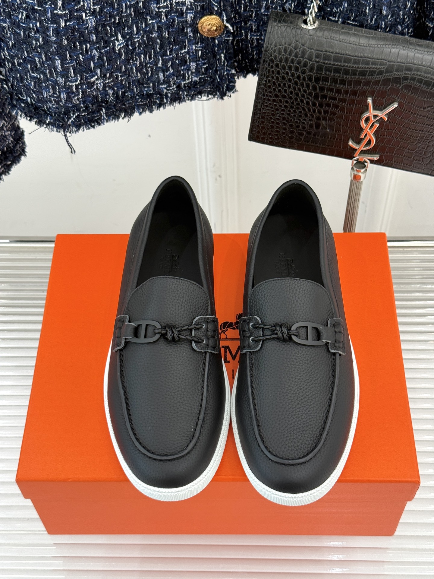 
Hermès/爱马仕25WF新品复古情侣款乐福鞋
爱情—是岁月长河里的熠熠星辰
而这双乐福鞋则是这浪漫