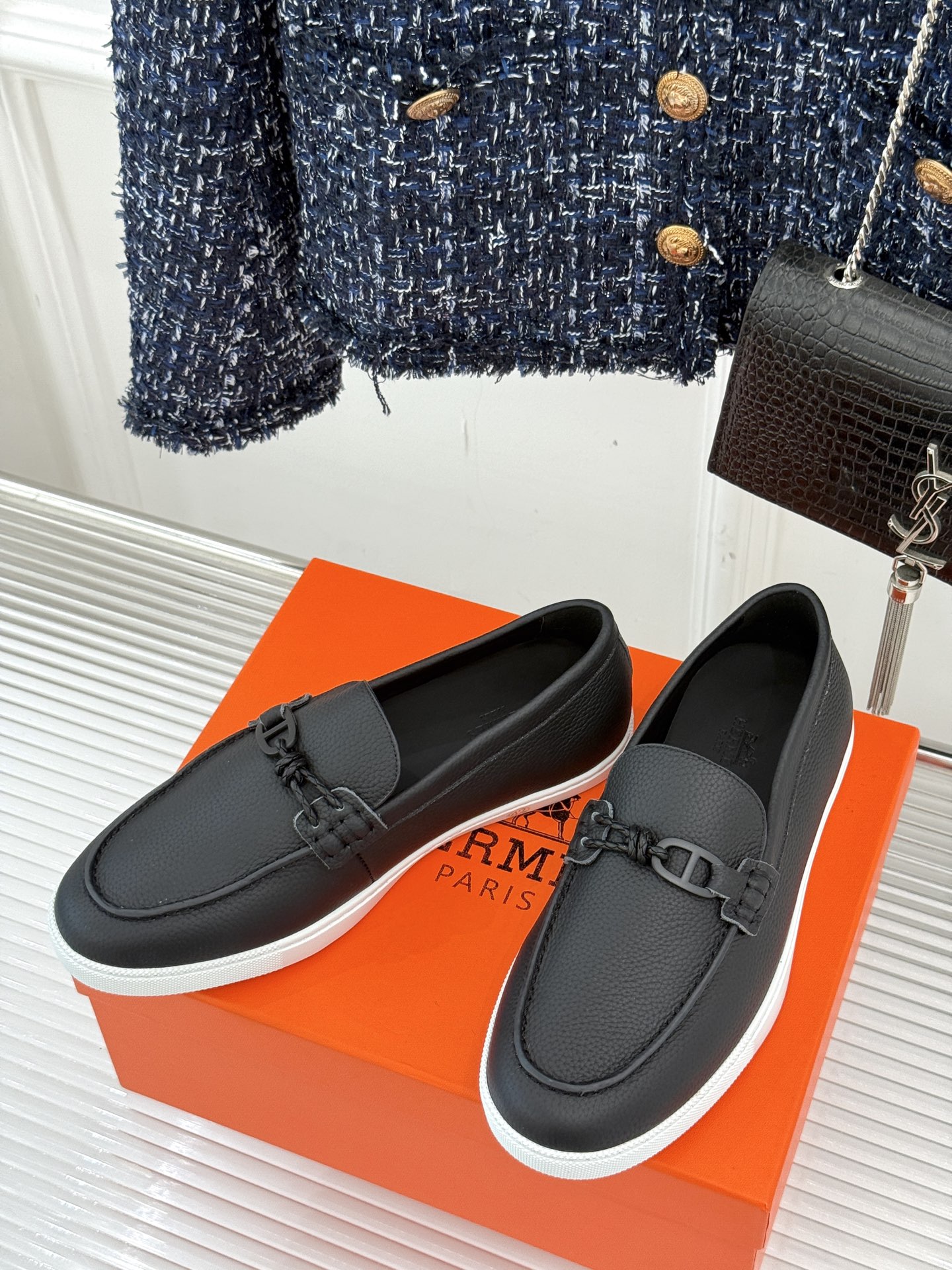 
Hermès/爱马仕25WF新品复古情侣款乐福鞋
爱情—是岁月长河里的熠熠星辰
而这双乐福鞋则是这浪漫