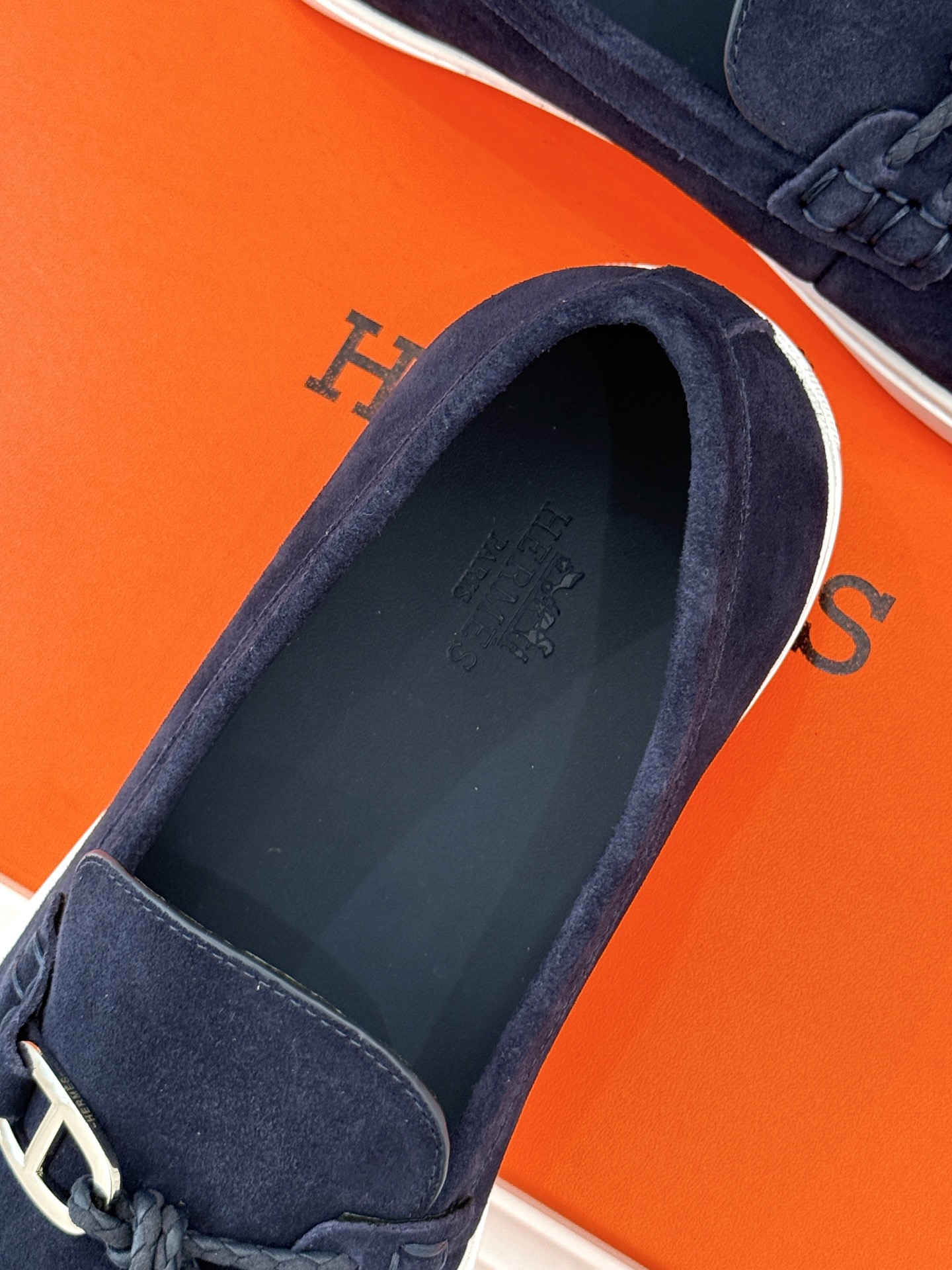 
Hermès/爱马仕25WF新品复古情侣款乐福鞋
爱情—是岁月长河里的熠熠星辰
而这双乐福鞋则是这浪漫