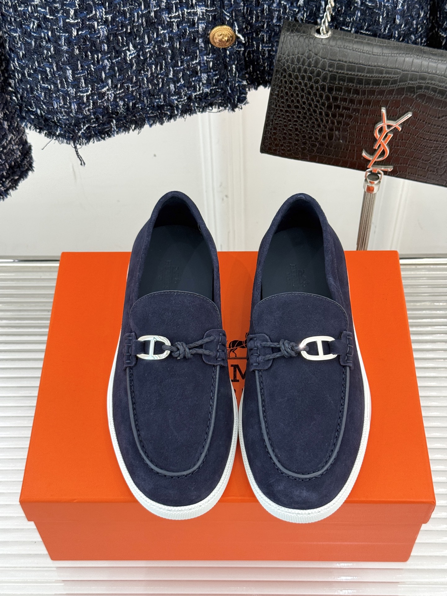 
Hermès/爱马仕25WF新品复古情侣款乐福鞋
爱情—是岁月长河里的熠熠星辰
而这双乐福鞋则是这浪漫
