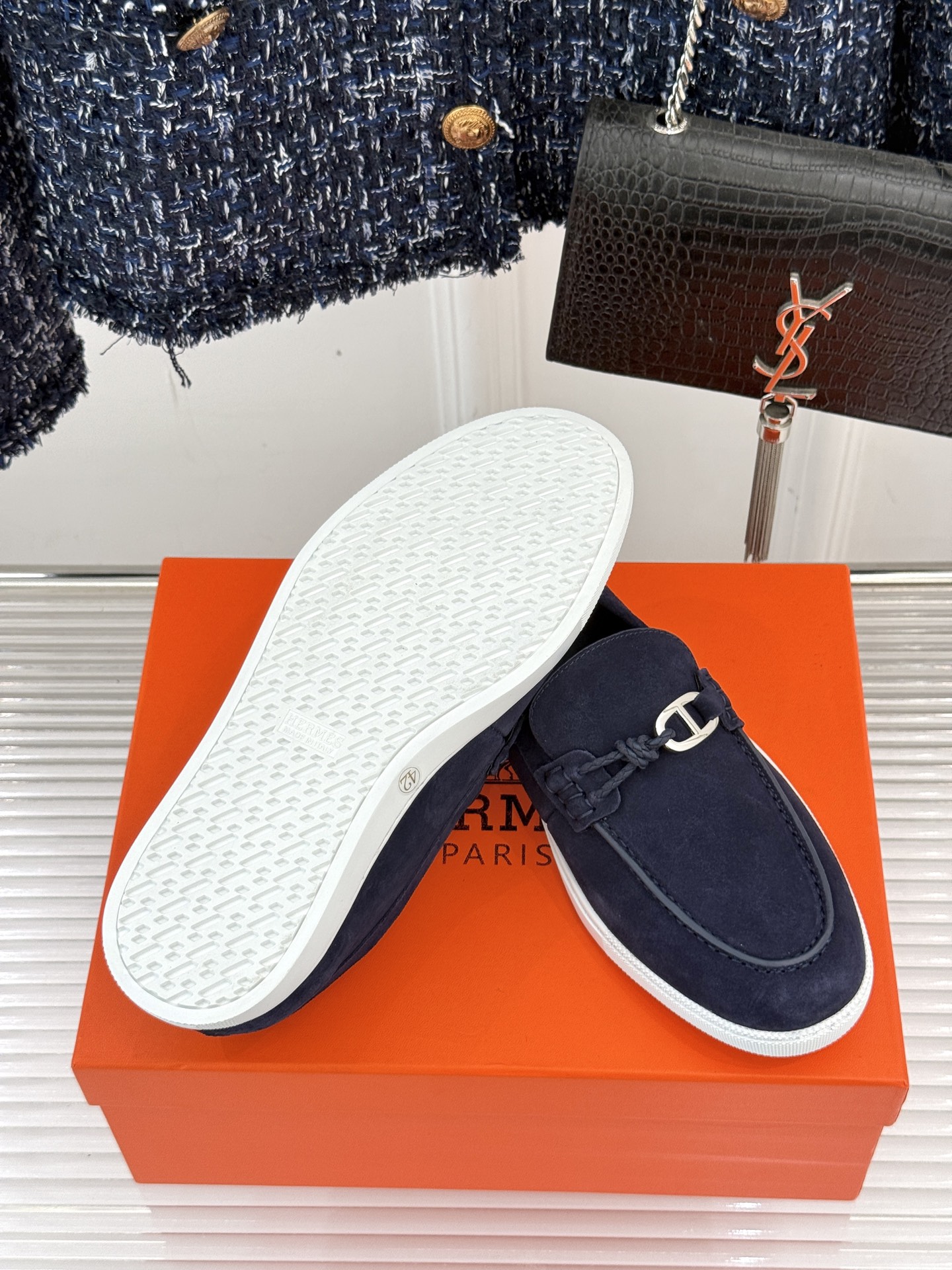 
Hermès/爱马仕25WF新品复古情侣款乐福鞋
爱情—是岁月长河里的熠熠星辰
而这双乐福鞋则是这浪漫