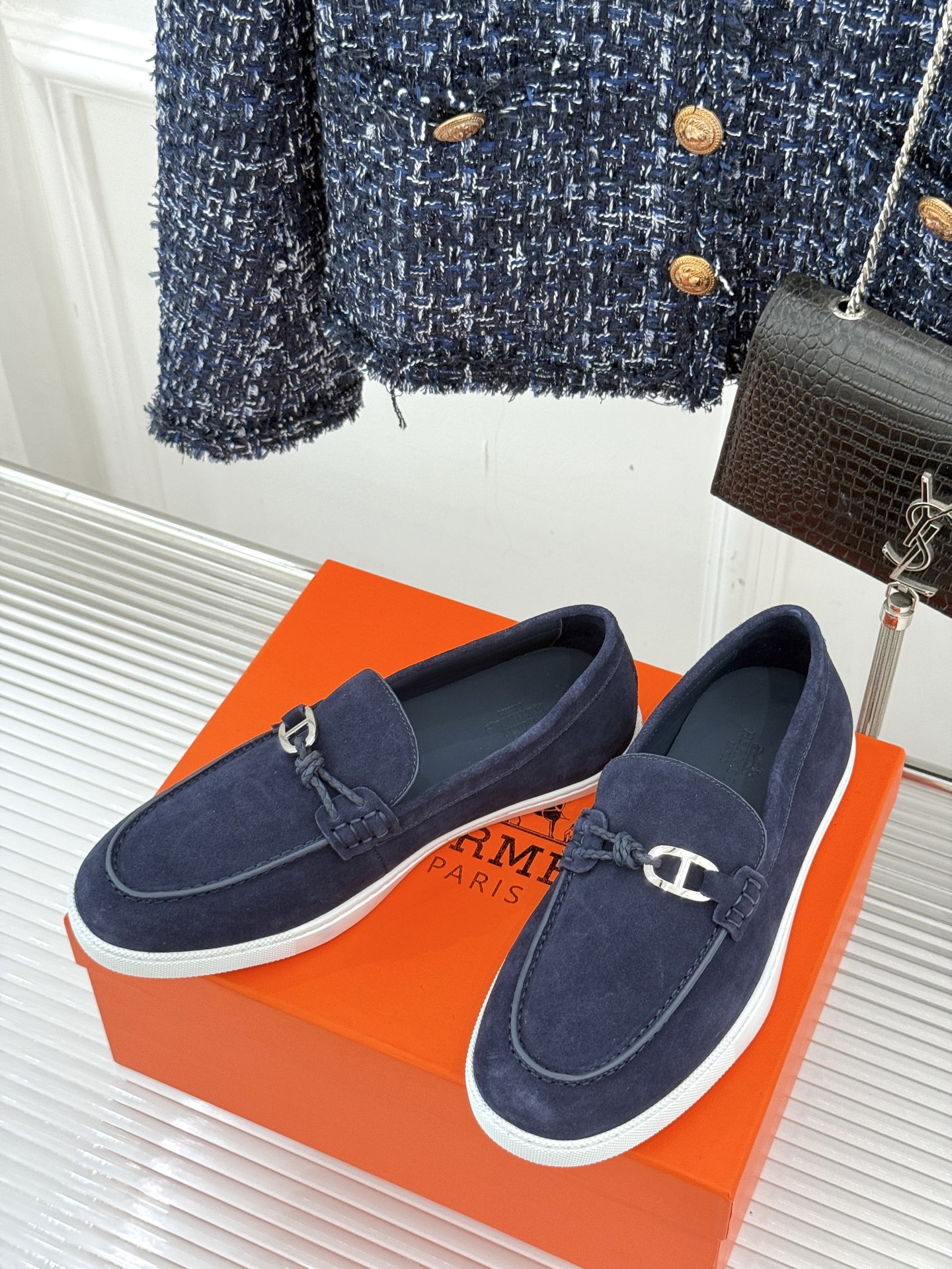 
Hermès/爱马仕25WF新品复古情侣款乐福鞋
爱情—是岁月长河里的熠熠星辰
而这双乐福鞋则是这浪漫