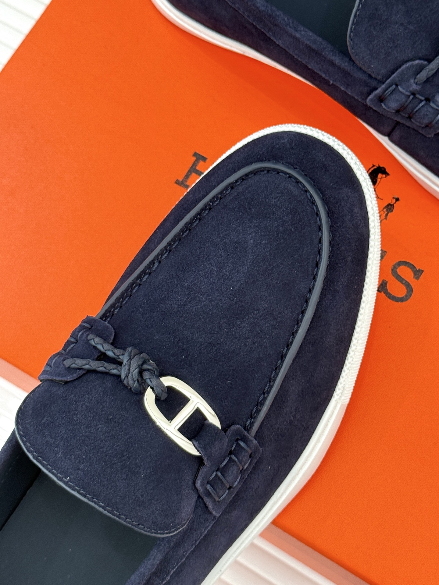 
Hermès/爱马仕25WF新品复古情侣款乐福鞋
爱情—是岁月长河里的熠熠星辰
而这双乐福鞋则是这浪漫