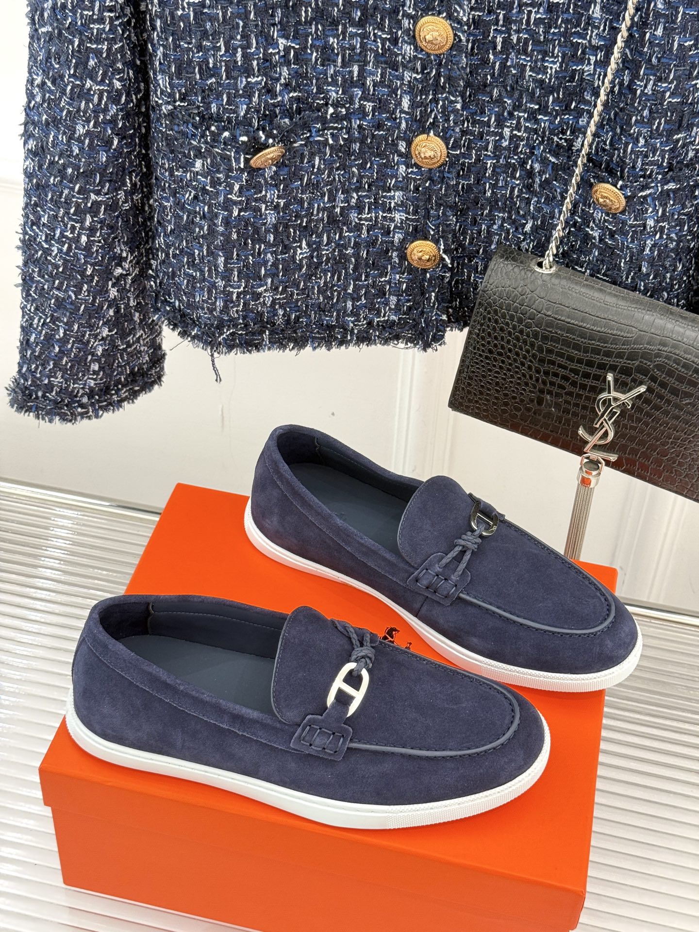 
Hermès/爱马仕25WF新品复古情侣款乐福鞋
爱情—是岁月长河里的熠熠星辰
而这双乐福鞋则是这浪漫