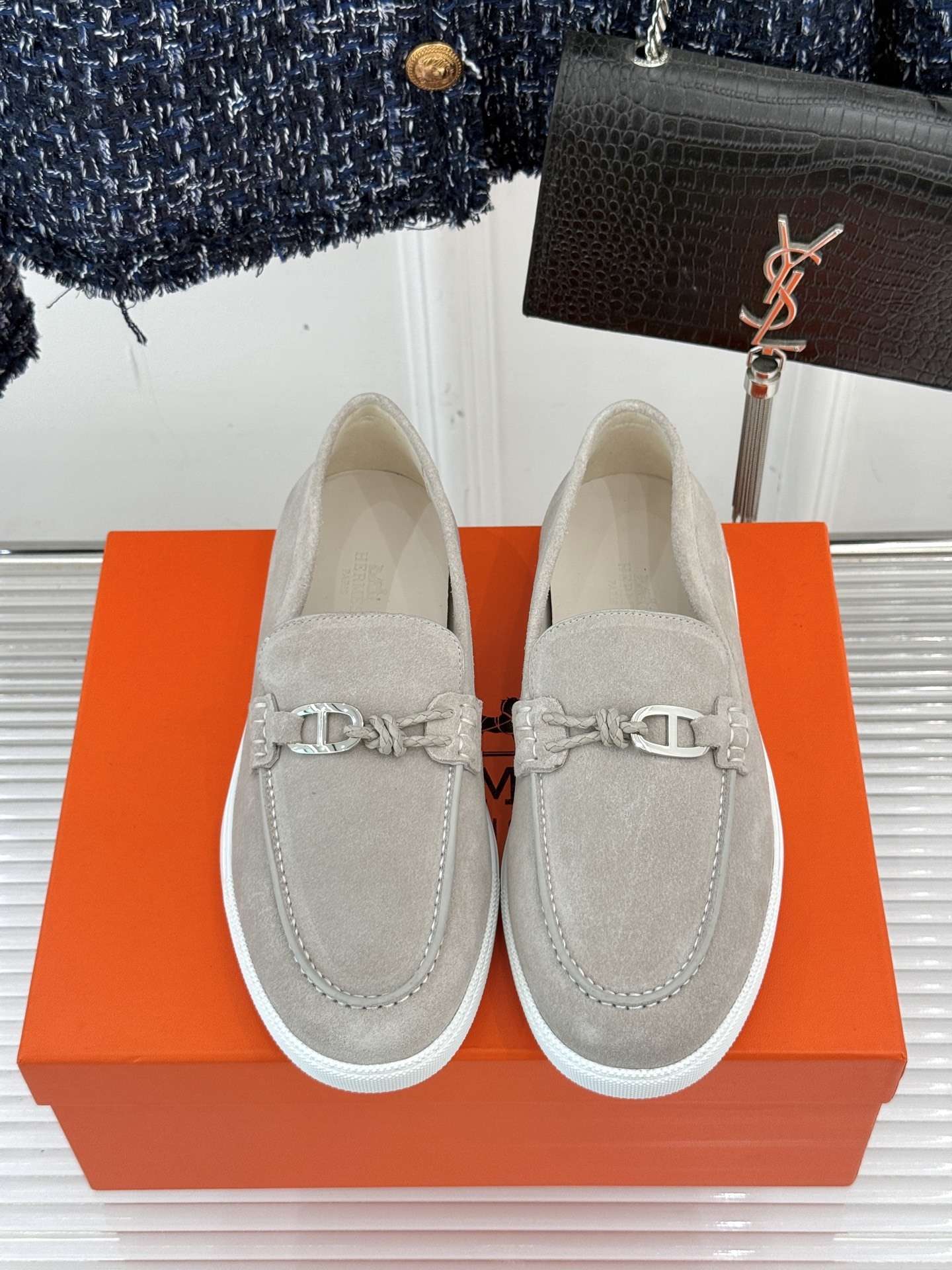 Hermès/爱马仕25WF新品复古情侣款乐福鞋
爱情—是岁月长河里的熠熠星辰
而这双乐福鞋则是这浪漫