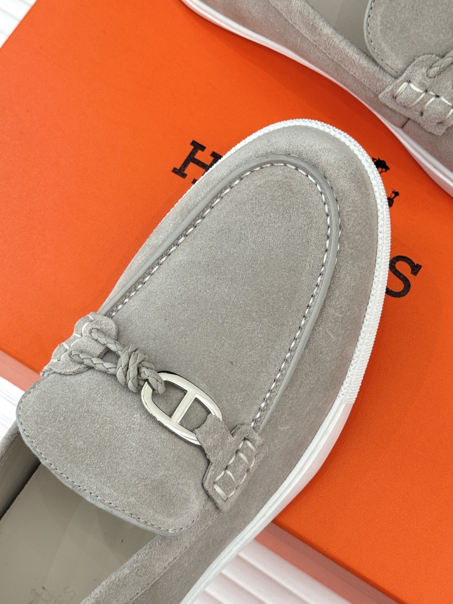Hermès/爱马仕25WF新品复古情侣款乐福鞋
爱情—是岁月长河里的熠熠星辰
而这双乐福鞋则是这浪漫