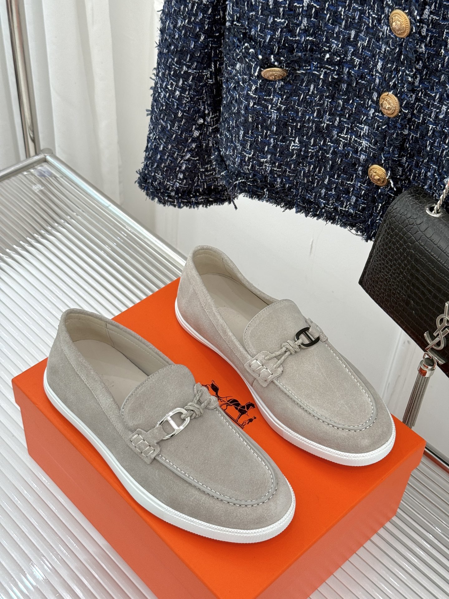 Hermès/爱马仕25WF新品复古情侣款乐福鞋
爱情—是岁月长河里的熠熠星辰
而这双乐福鞋则是这浪漫