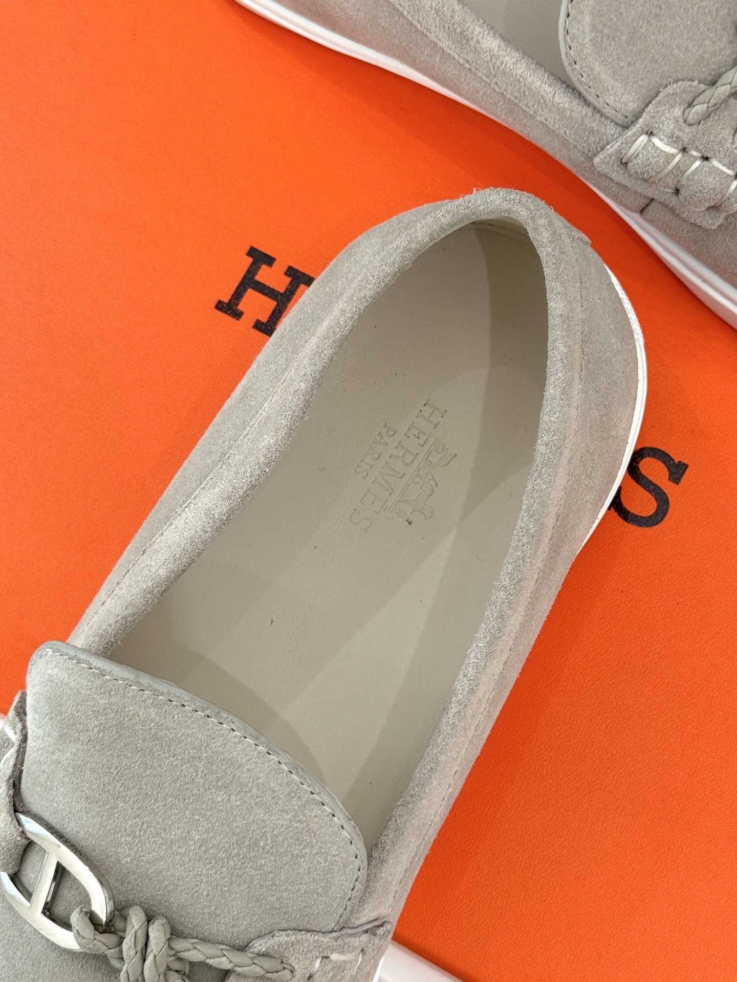 Hermès/爱马仕25WF新品复古情侣款乐福鞋
爱情—是岁月长河里的熠熠星辰
而这双乐福鞋则是这浪漫