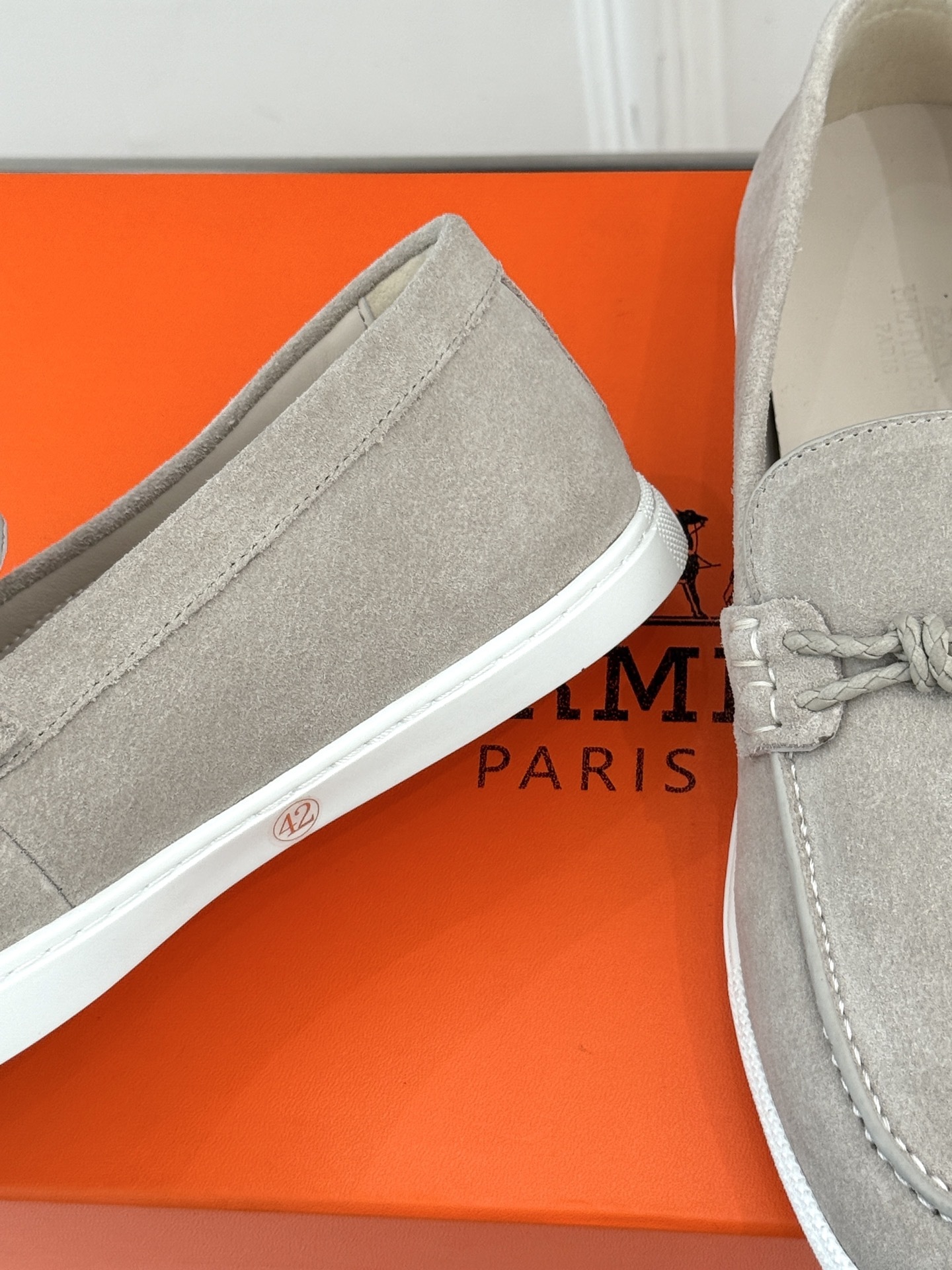 Hermès/爱马仕25WF新品复古情侣款乐福鞋
爱情—是岁月长河里的熠熠星辰
而这双乐福鞋则是这浪漫