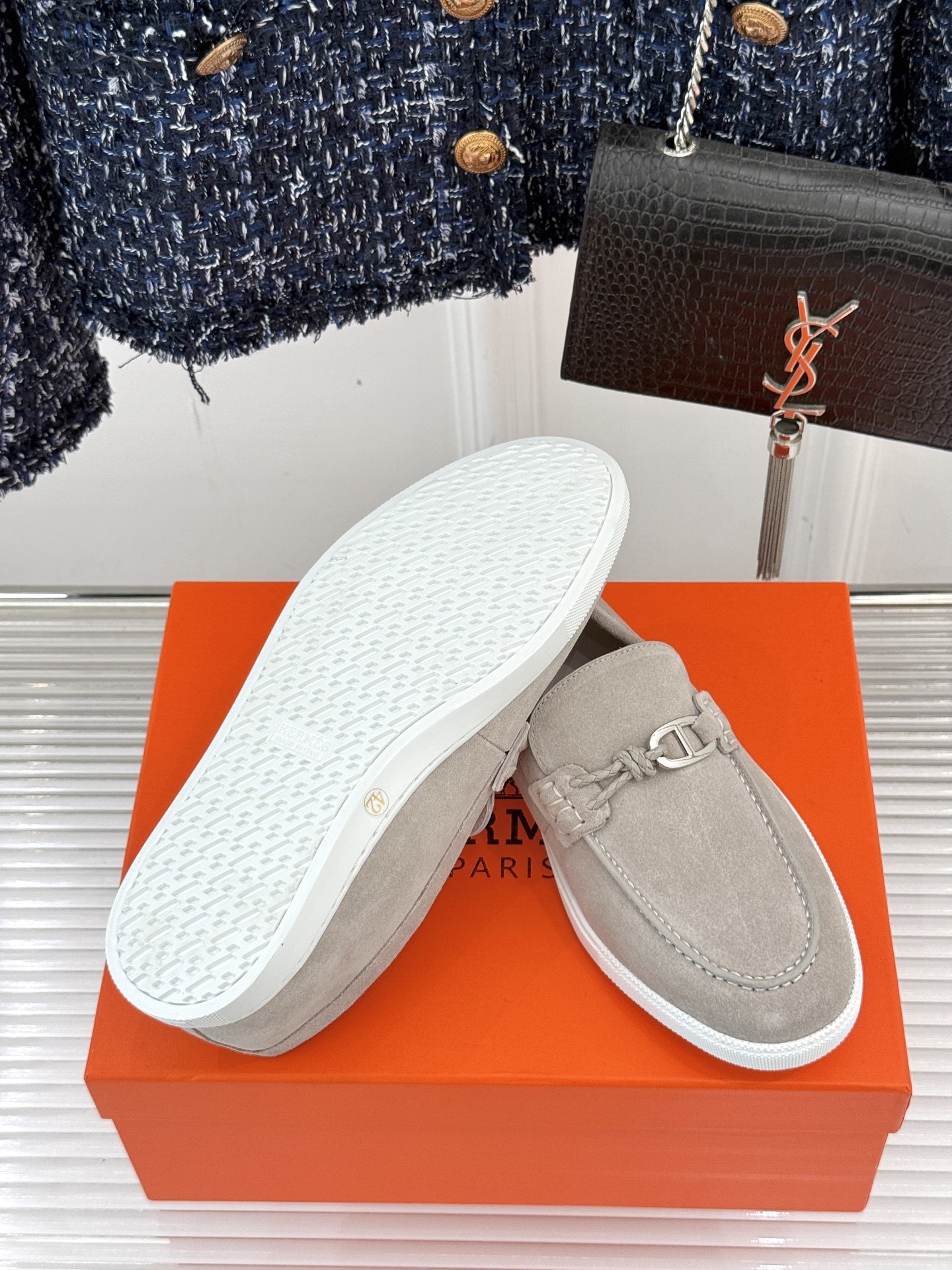 Hermès/爱马仕25WF新品复古情侣款乐福鞋
爱情—是岁月长河里的熠熠星辰
而这双乐福鞋则是这浪漫