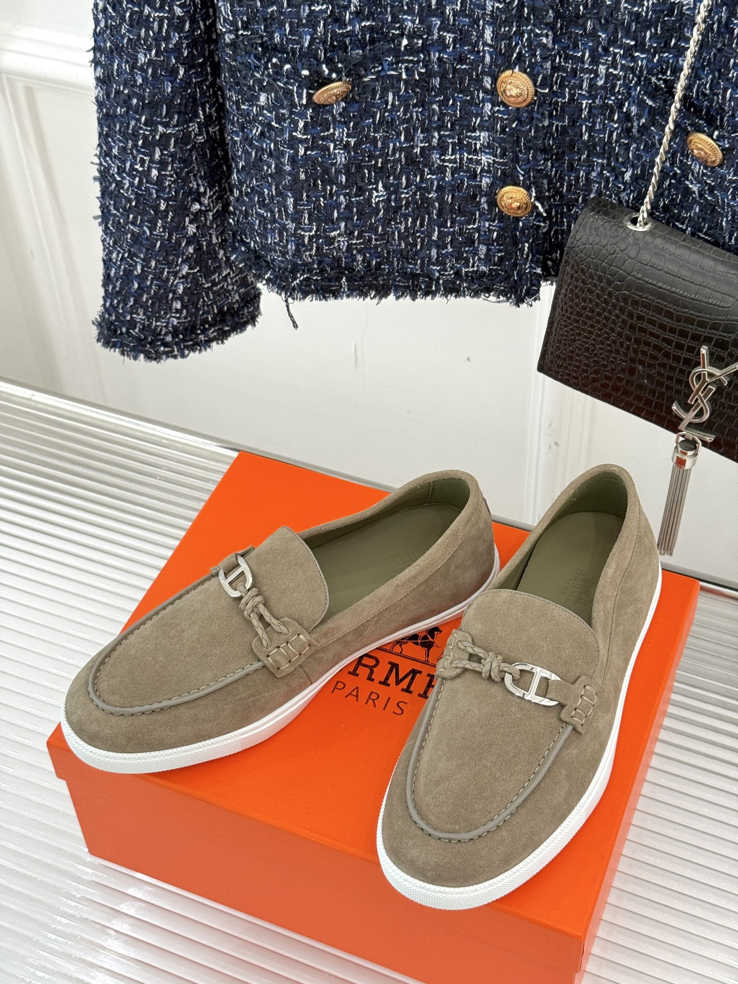 
Hermès/爱马仕25WF新品复古情侣款乐福鞋
爱情—是岁月长河里的熠熠星辰
而这双乐福鞋则是这浪漫