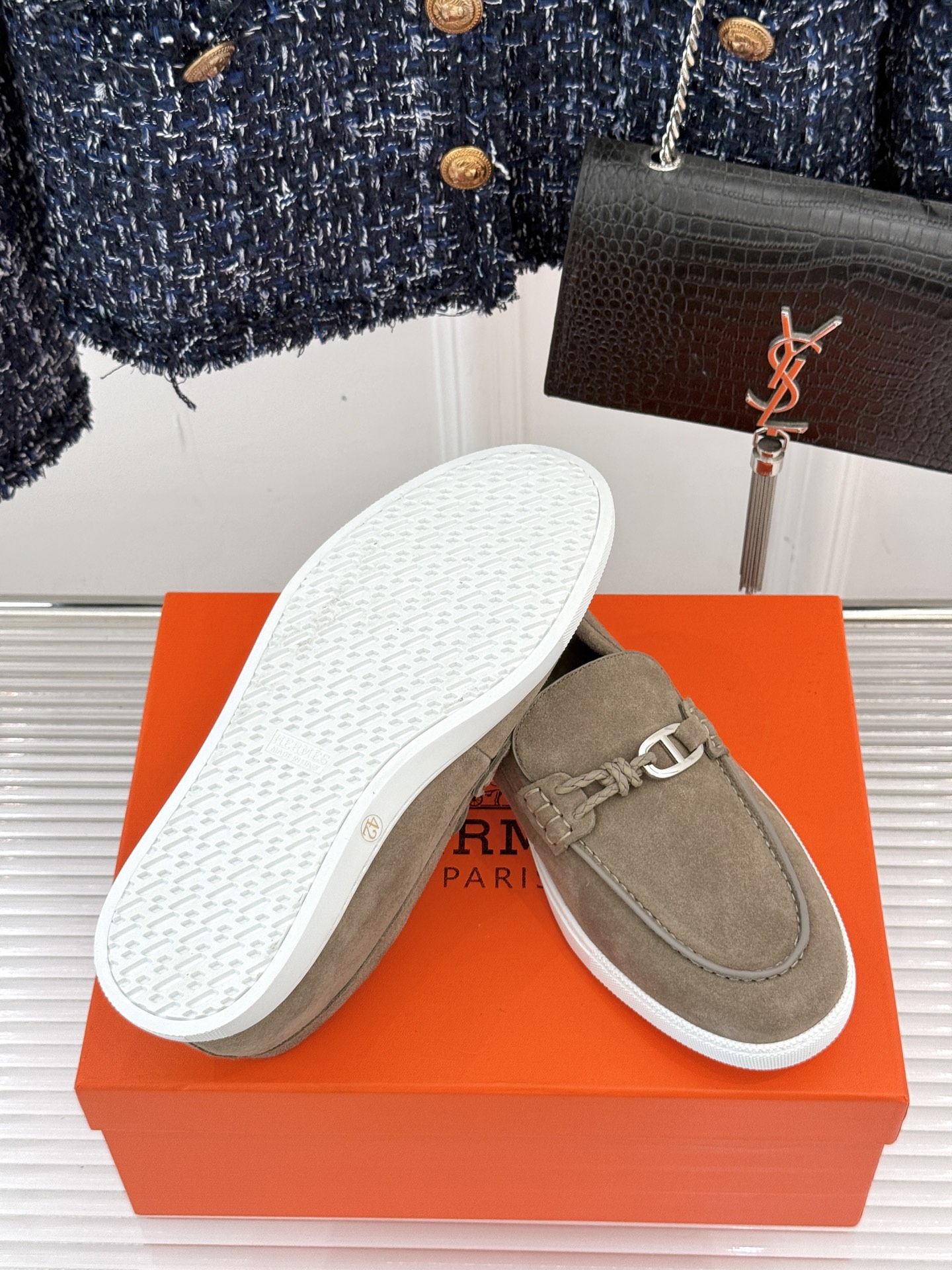 
Hermès/爱马仕25WF新品复古情侣款乐福鞋
爱情—是岁月长河里的熠熠星辰
而这双乐福鞋则是这浪漫